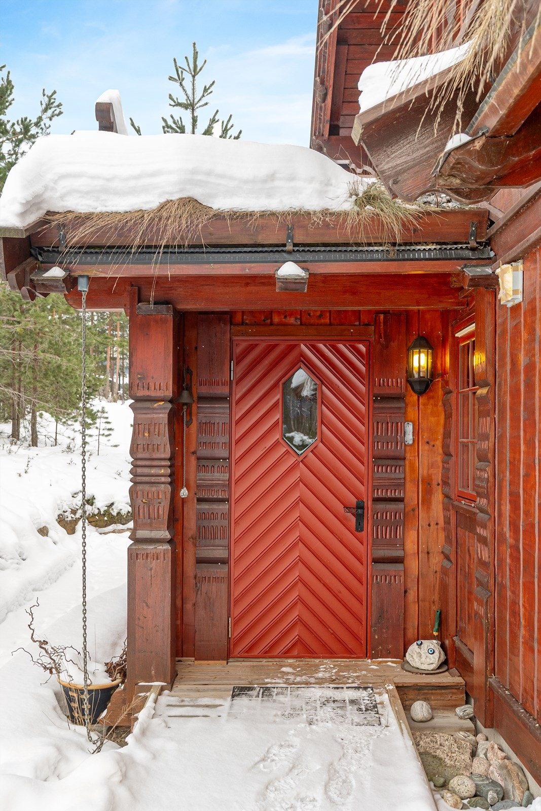 Hyggelig overbygget inngangsparti. Galleribilde