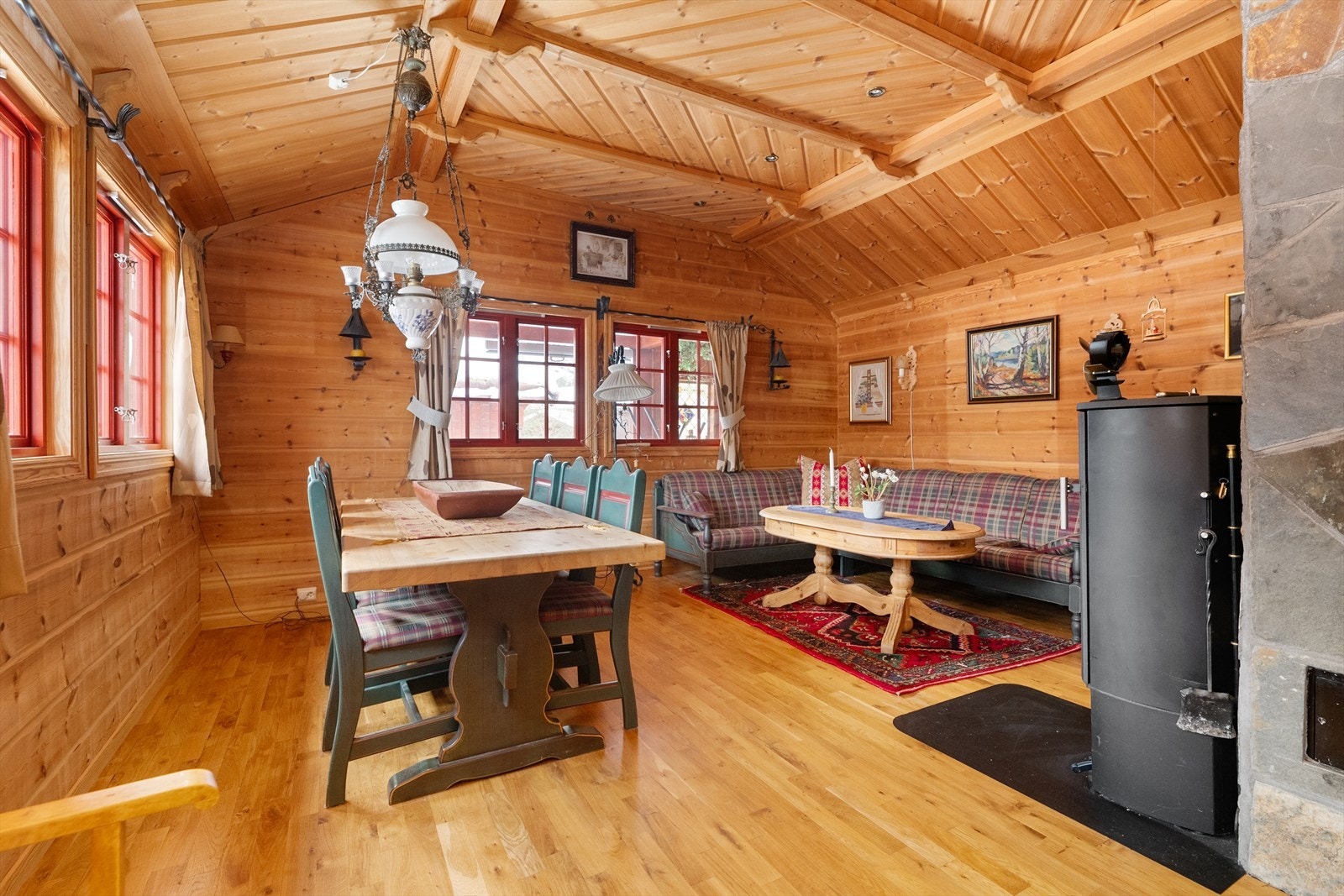 I stuen er det flere vindusflater som slipper inn rikelig med naturlig lys. Galleribilde