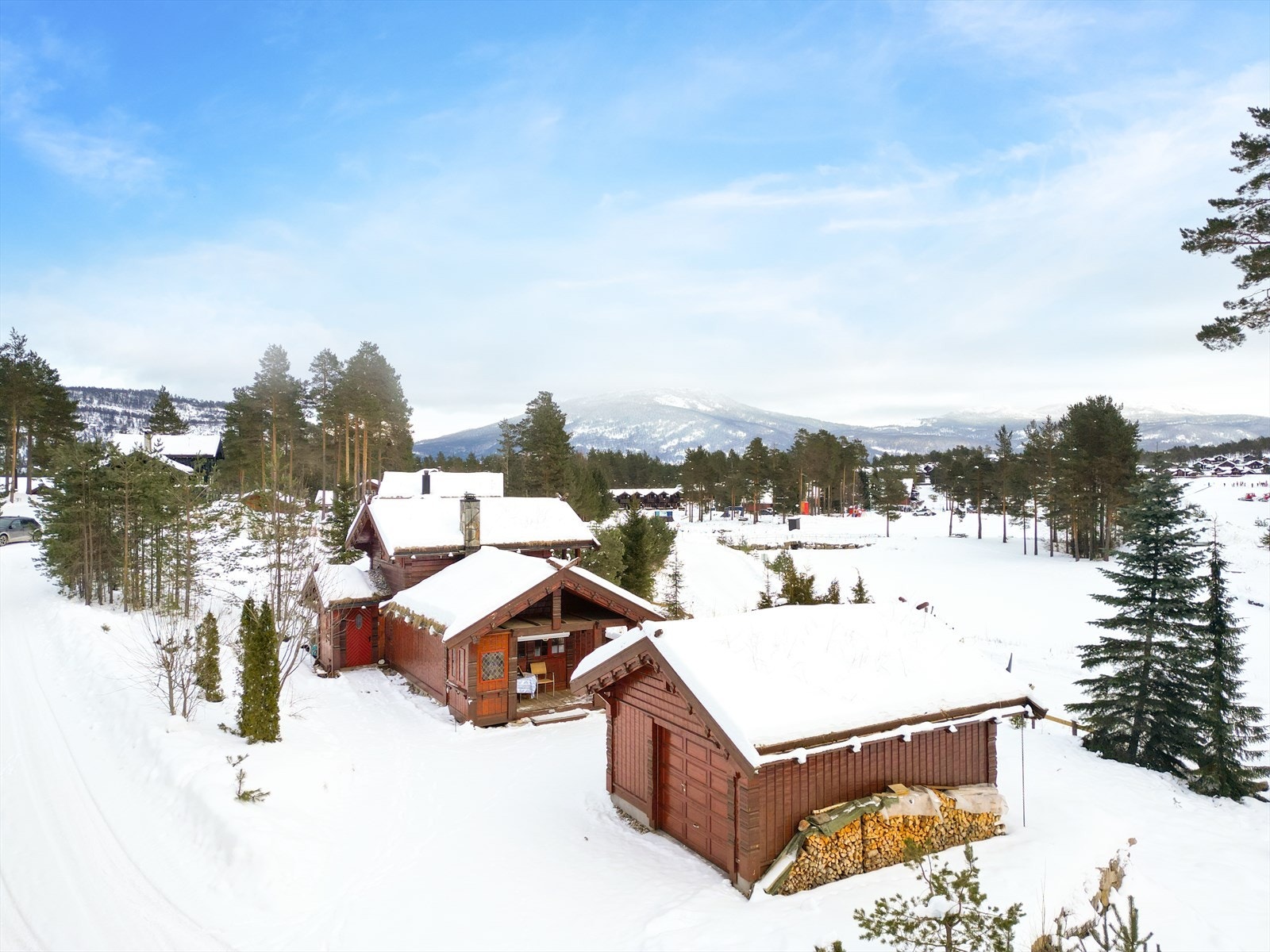 På eiendommen er det oppført garasje i 2005 med lagringsmuligheter og plass til en bil. Galleribilde