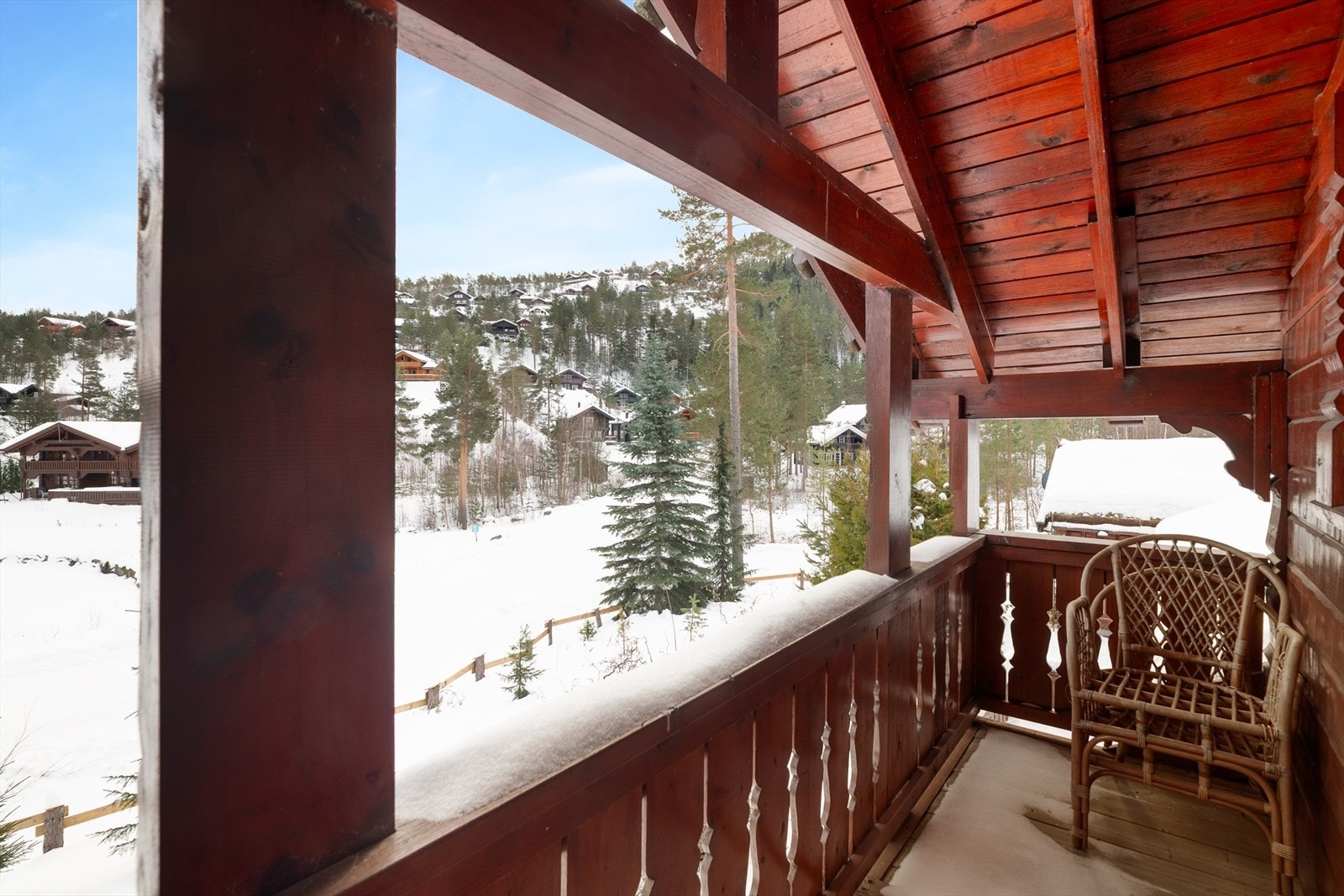 Overbygget veranda med hyggelig utsikt og plass til kafesett. Galleribilde