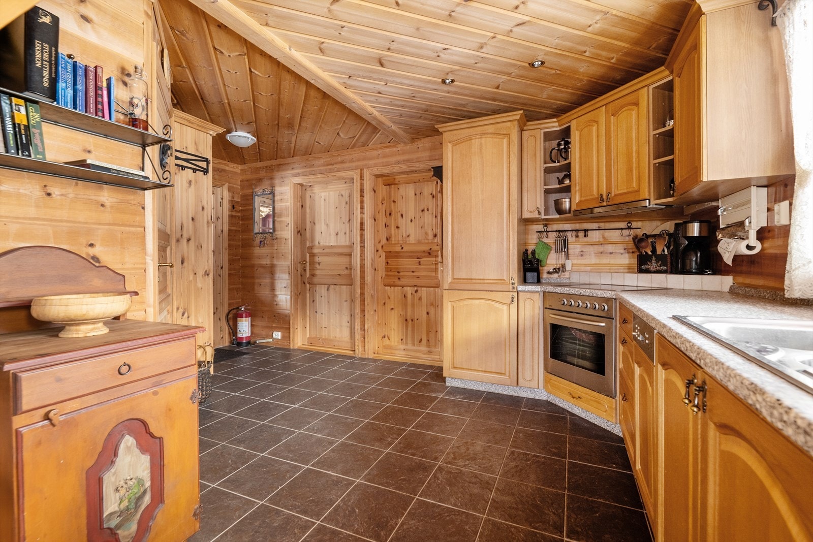 Det er integrerte hvitevarer på kjøkkenet som består av platetopp, stekeovn, oppvaskmaskin og kjøl-/ fryseskap. Galleribilde