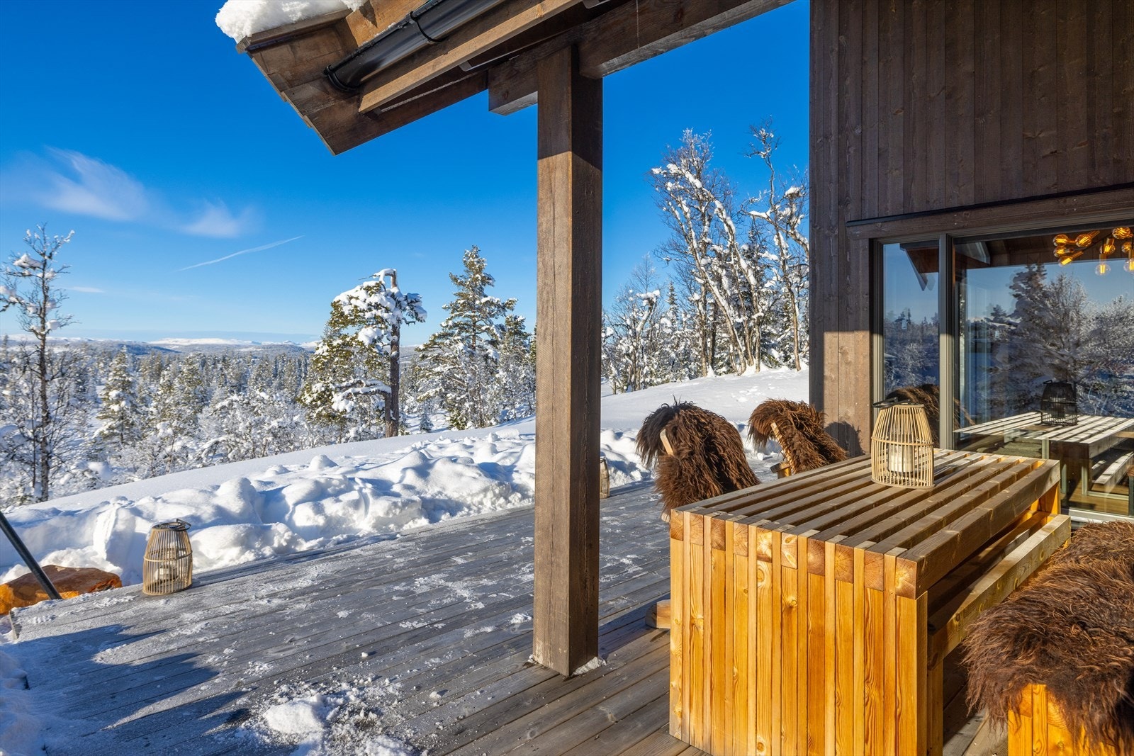 Her har du virkelig orkesterplass mot fjellheimen i Hallingdal. Usjenert uteplass med herlige solforhold. Sola gir seg aldri på denne terrassen Galleribilde