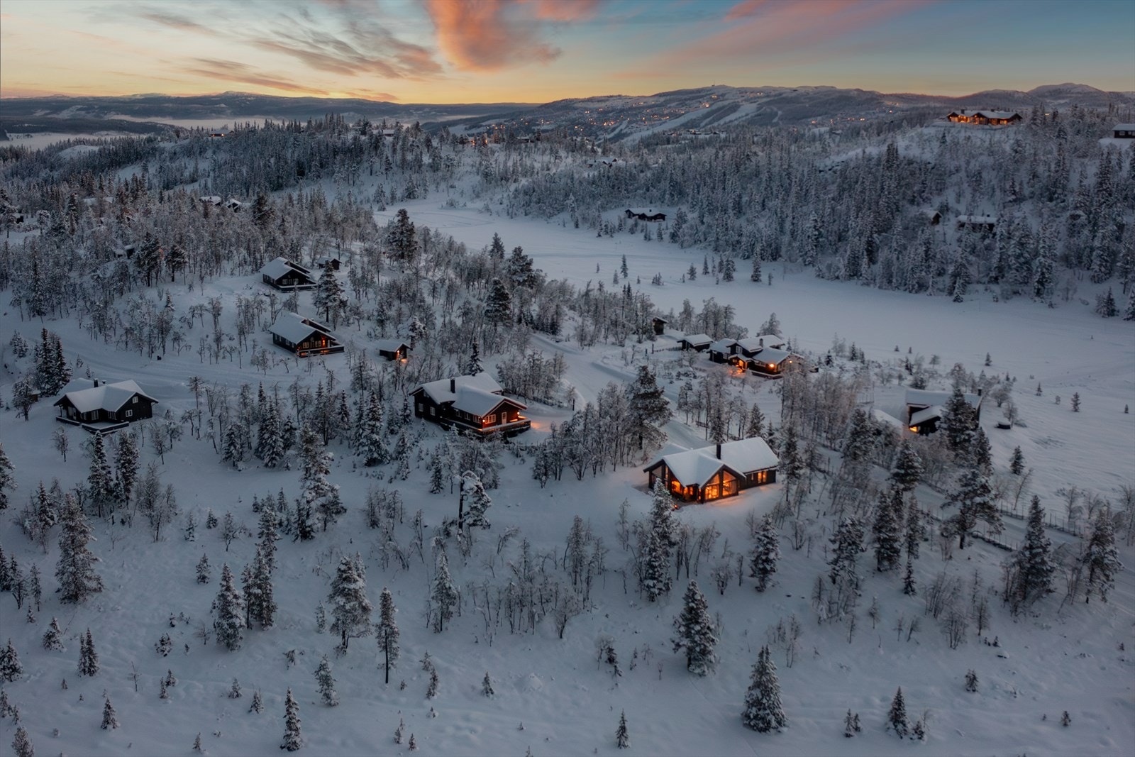 Fantastisk beliggenhet i hjerte av Nesfjellet med umiddelbar nærhet til skiløypa. Kort vei til hyggelige Nystølen Kafé. 8 min kjøring til Nesfjellet alpint i bakgrunn Galleribilde