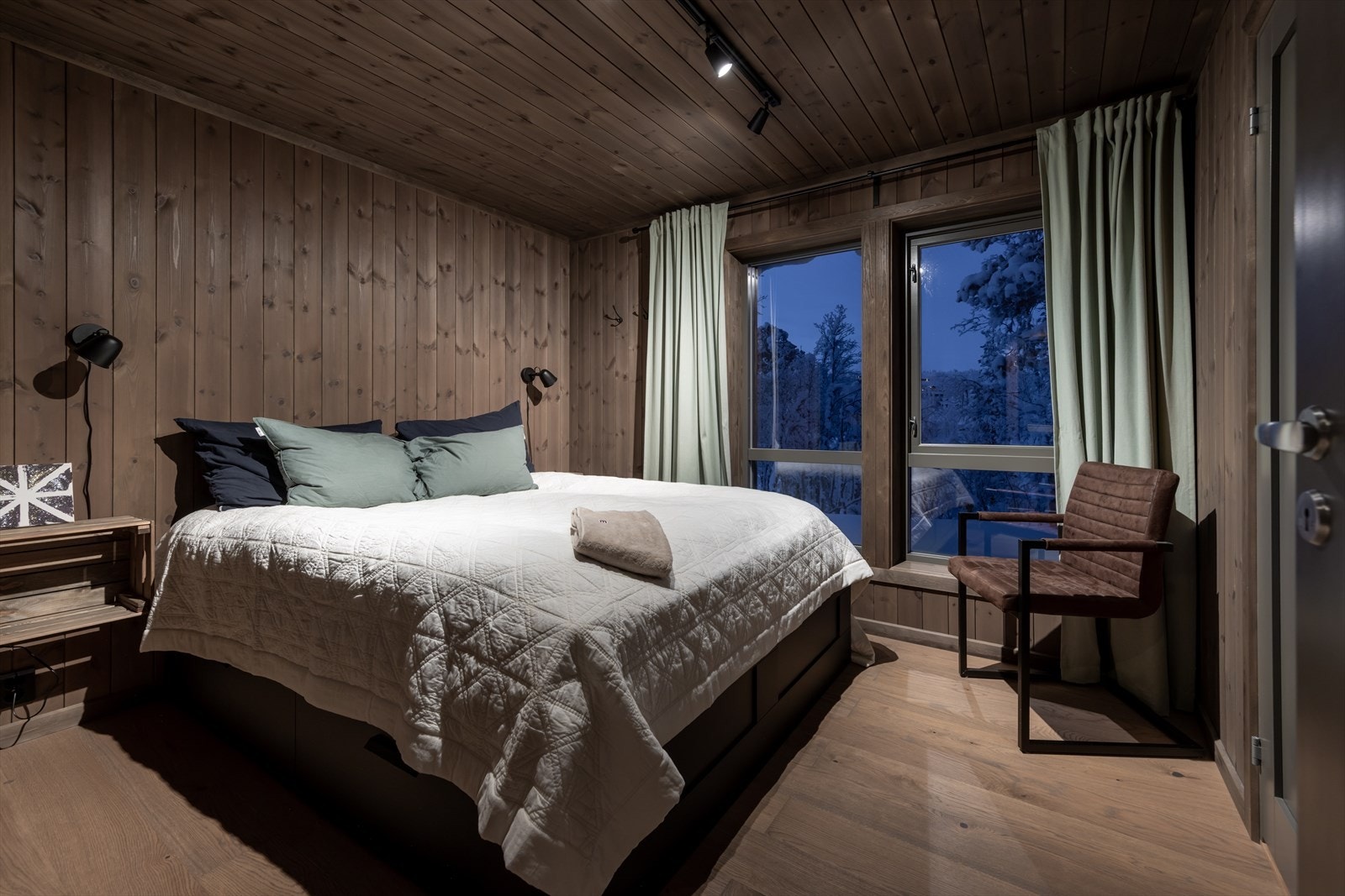 Hovedsoverom med god plass til stor seng Galleribilde