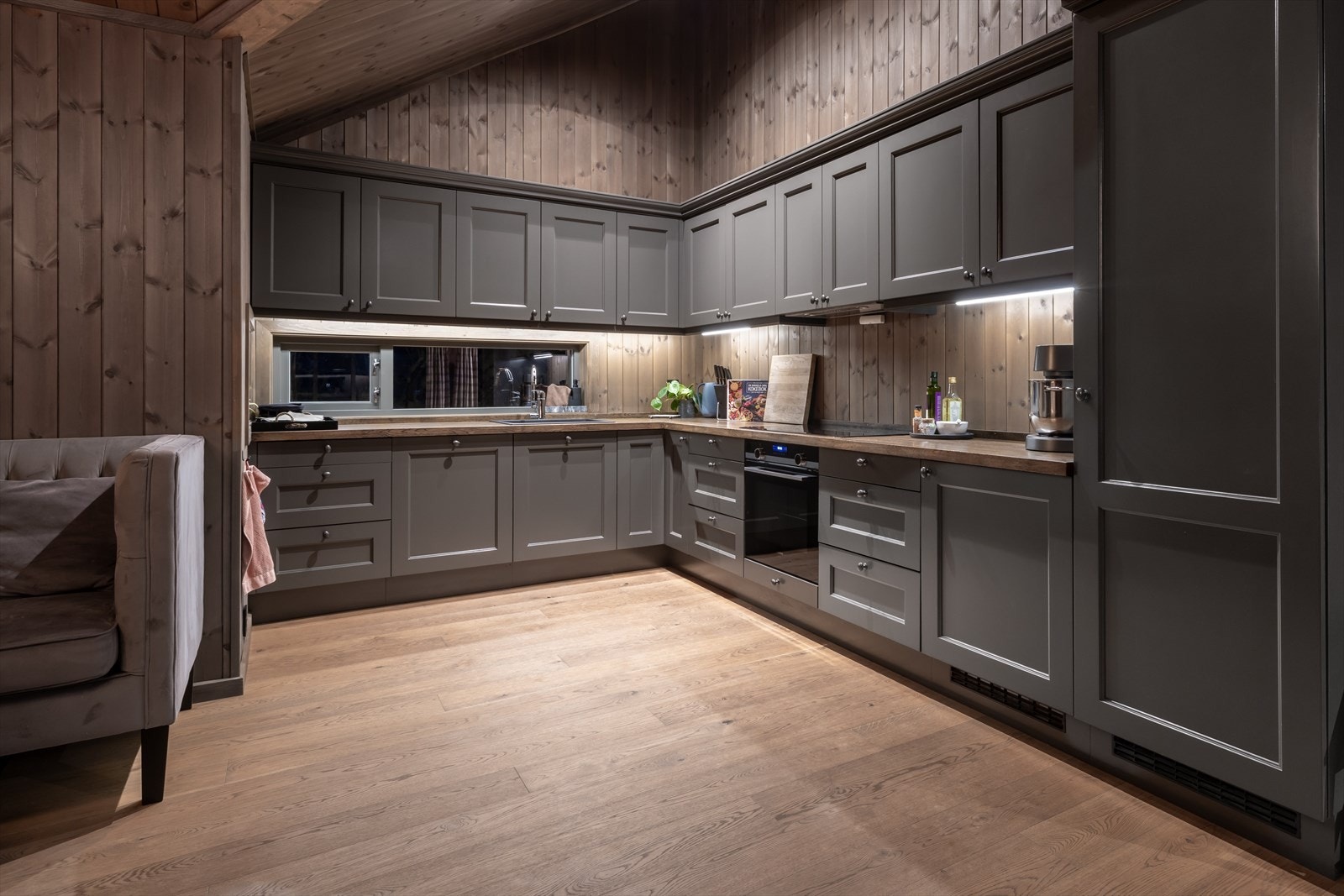 Hyggelig og sosial kjøkken med mye skap- og benkeplass Galleribilde