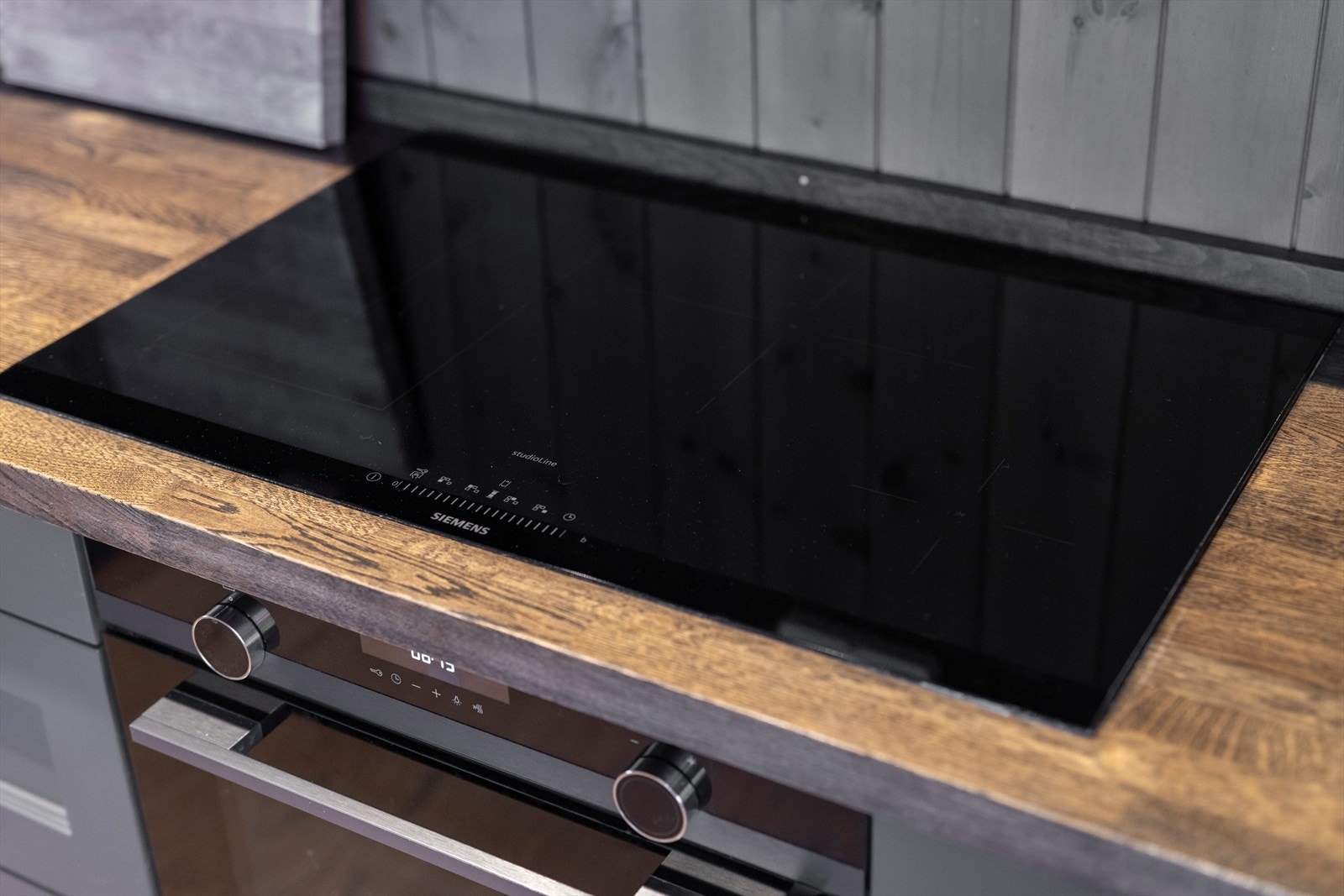 Høy kvalitet på hvitevarer. 80 cm bred platetopp. Kan både pinnekjøttet og potetene koke samtidig Galleribilde