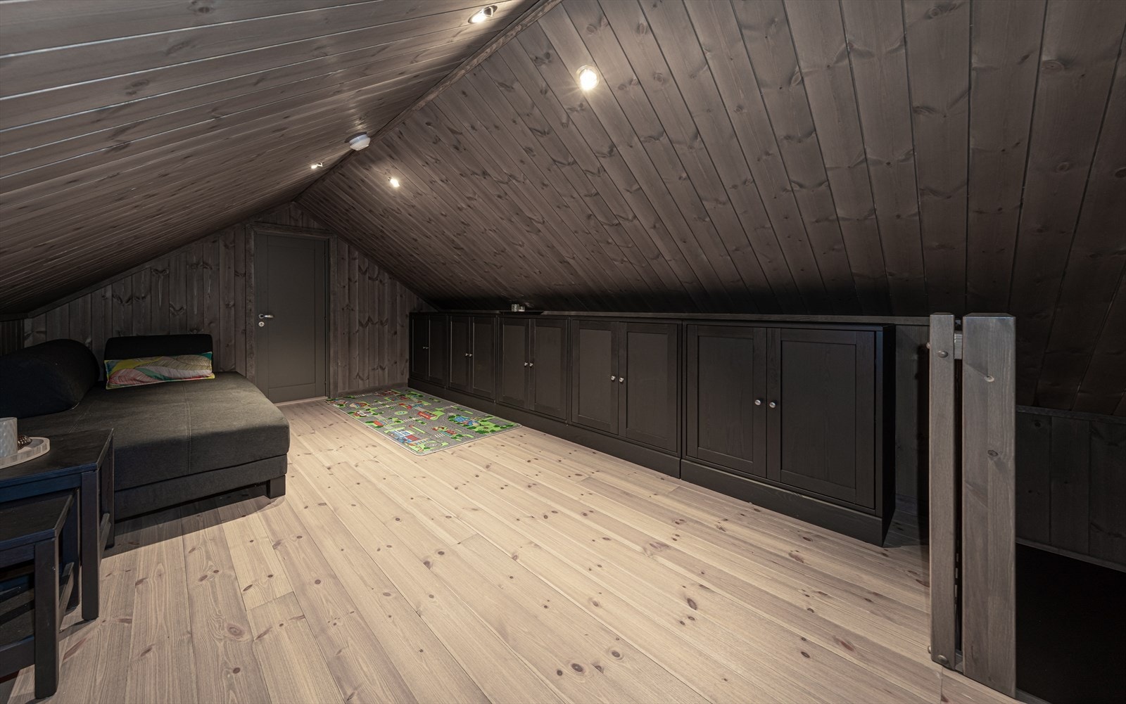 Praktisk hemsstue. Her kan barna bygge legotogbane eller trekke seg tilbake når det blir for mye styr nede Galleribilde