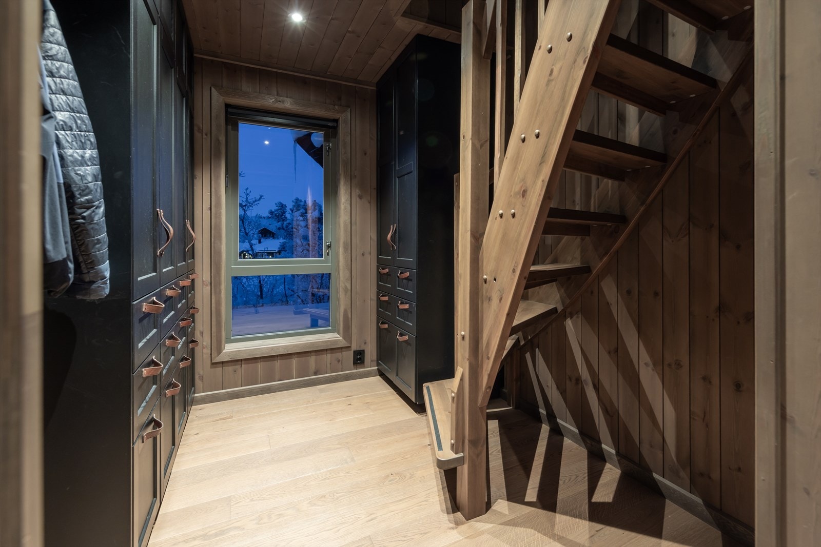 Garderobe med trapp opp til hemsen Galleribilde