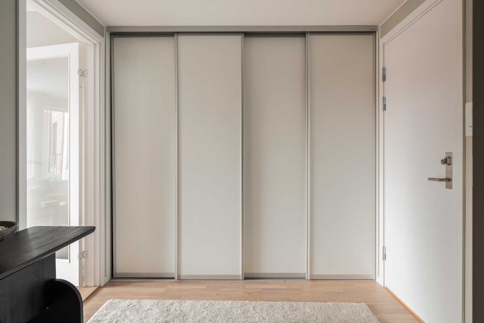 Gangen til hoveddelen har en romslig skyvedørsgarderobe for effektiv oppbevaring av yttertøy. Galleribilde