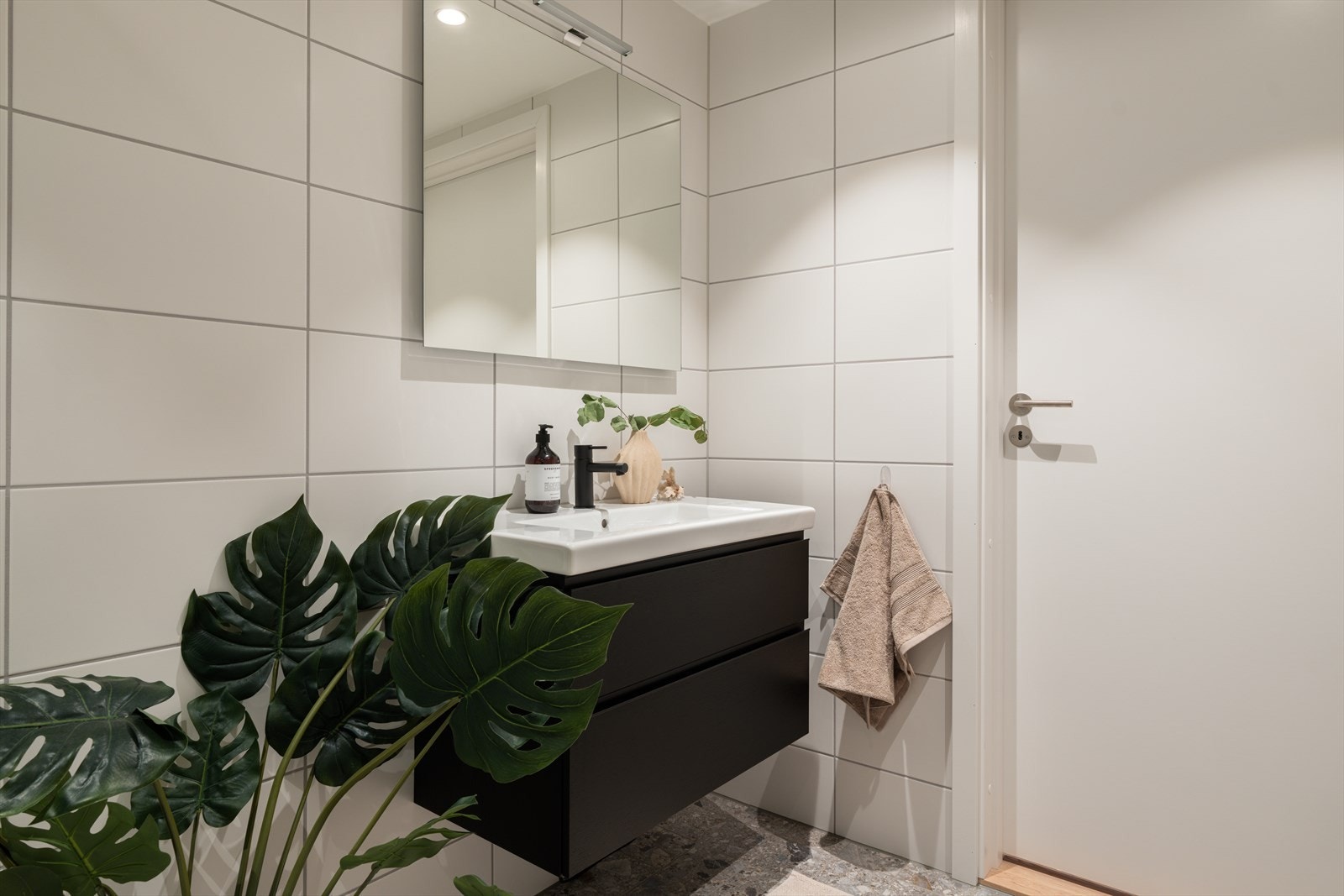 Hybelen har også eget baderom med gulvvarme og downlights i taket som gir en god atmosfære. Galleribilde