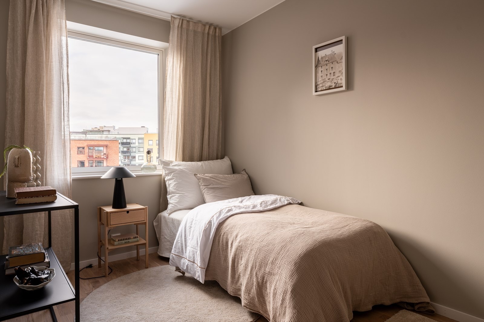 Leilighetens andre soverom passer utmerket som barnerom, gjesterom eller kontor. Galleribilde