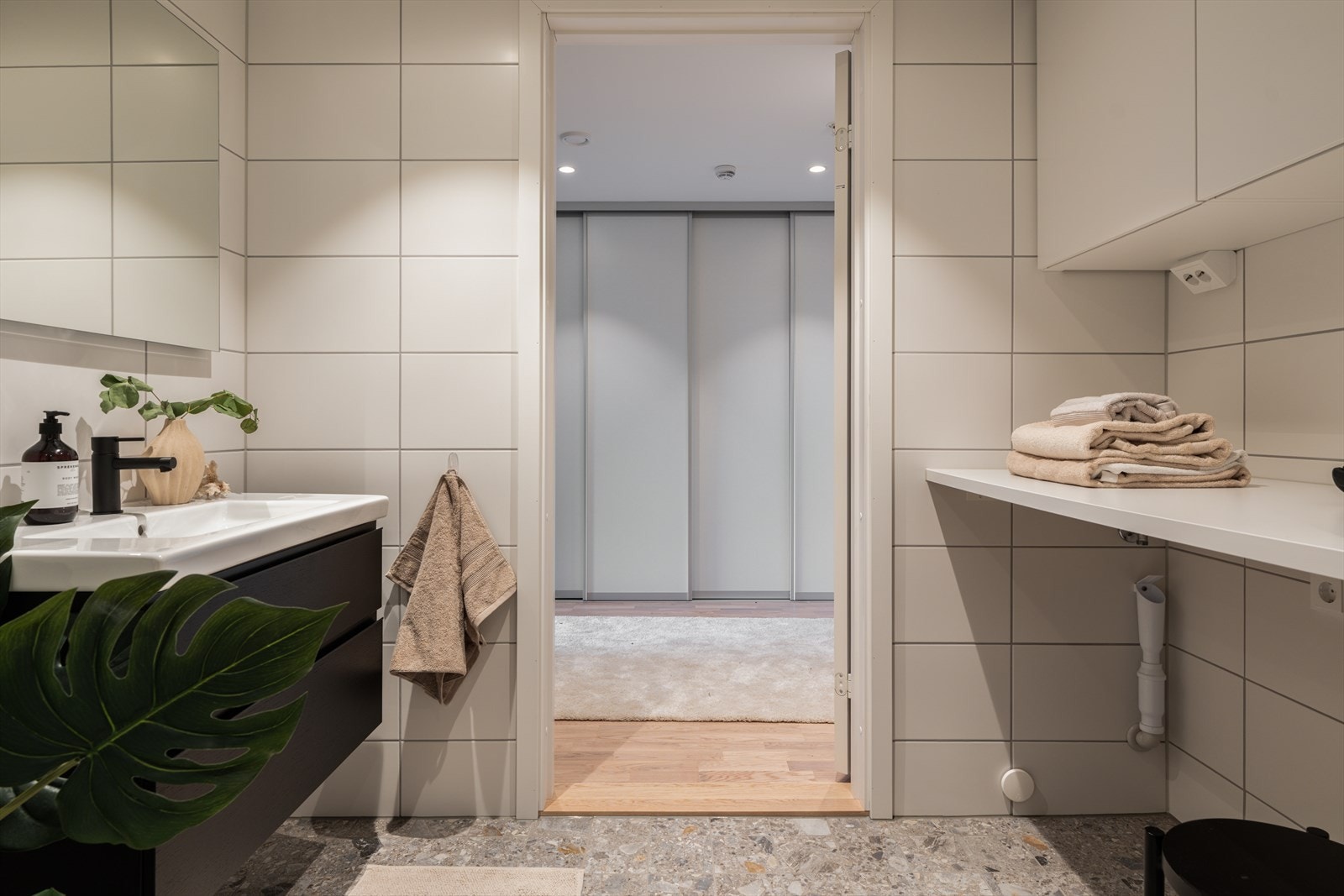 Nisjen har også overskap for ekstra oppbevaring av vaskemidler. Galleribilde