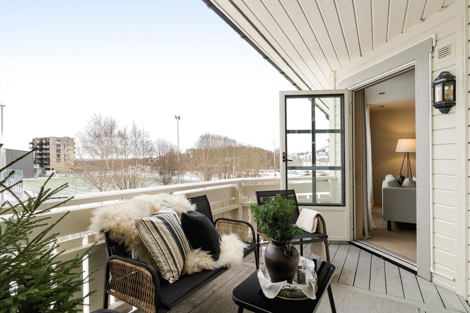 Beliggenheten er attraktiv og familievennlig, med kort avstand til dagligvare, kollektivtransport, skole, barnehage og turområder. Galleribilde