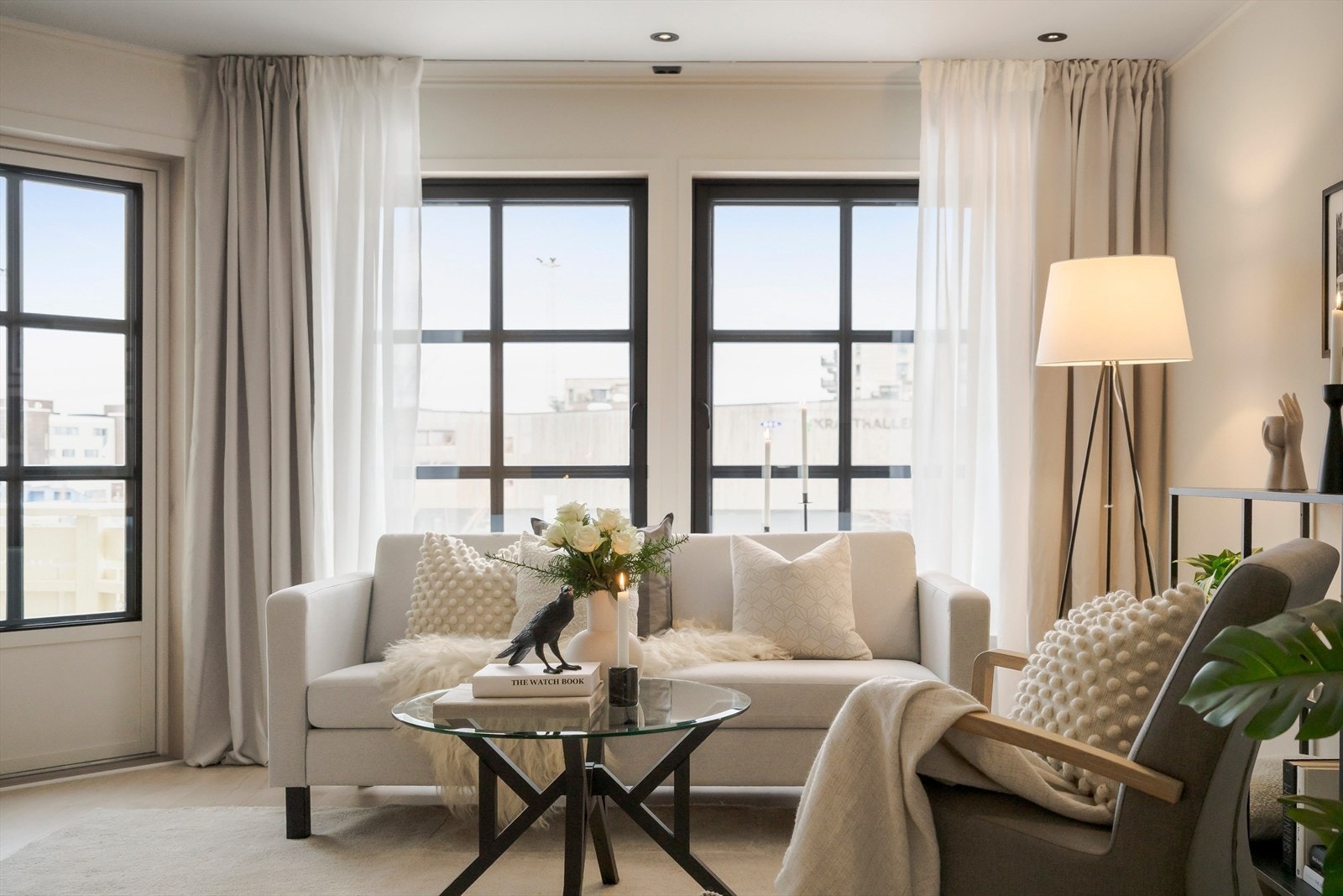 Leiligheten byr på romslige og lyse oppholdsrom, to soverom, pent kjøkken, et flott bad samt praktiske oppbevaringsløsninger. Galleribilde