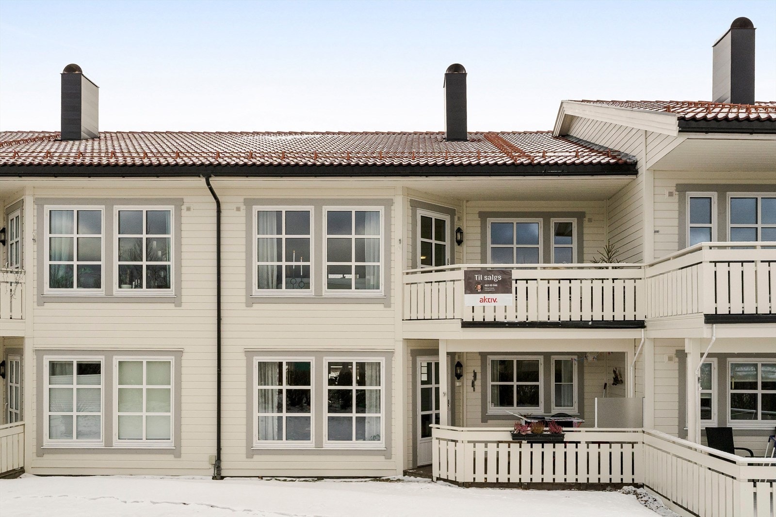 Bygningen fremstår velholdt og harmonisk, med et helhetlig uttrykk som passer godt inn i området. Galleribilde