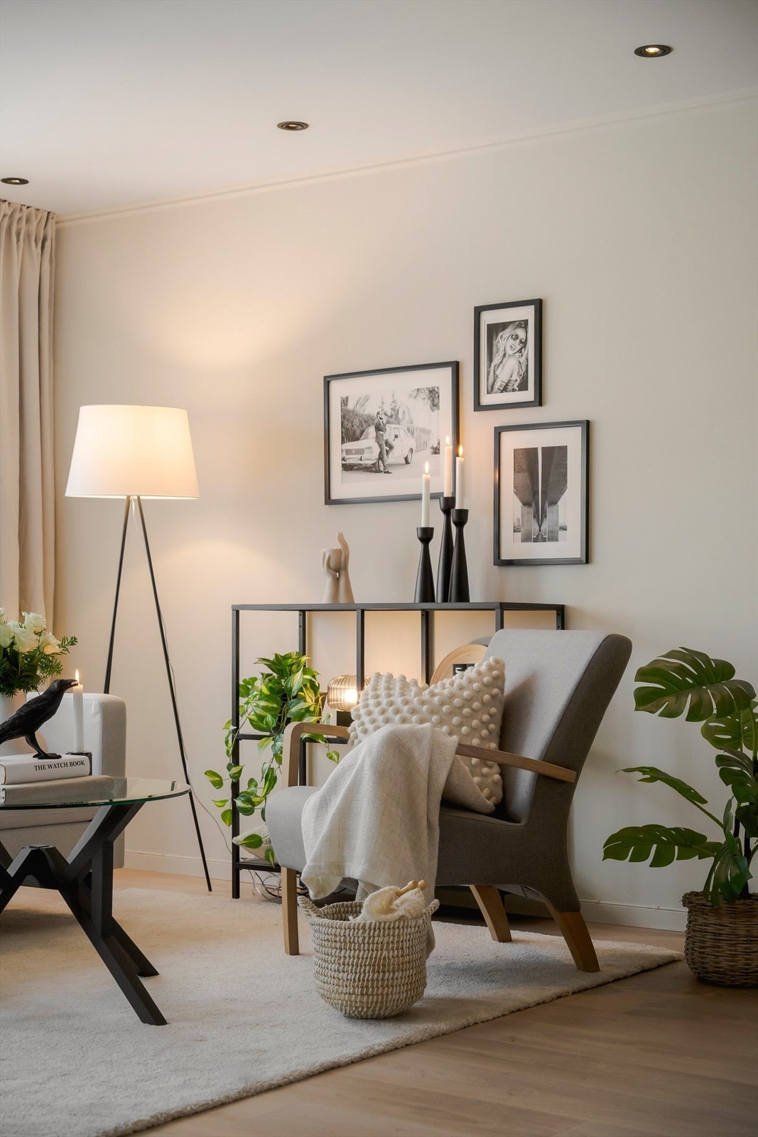 Utformingen gjør det enkelt å møblere på flere måter, enten man ønsker en sosial stue med spisebord i forlengelsen eller et mer tilbaketrukket oppholdsrom. Galleribilde