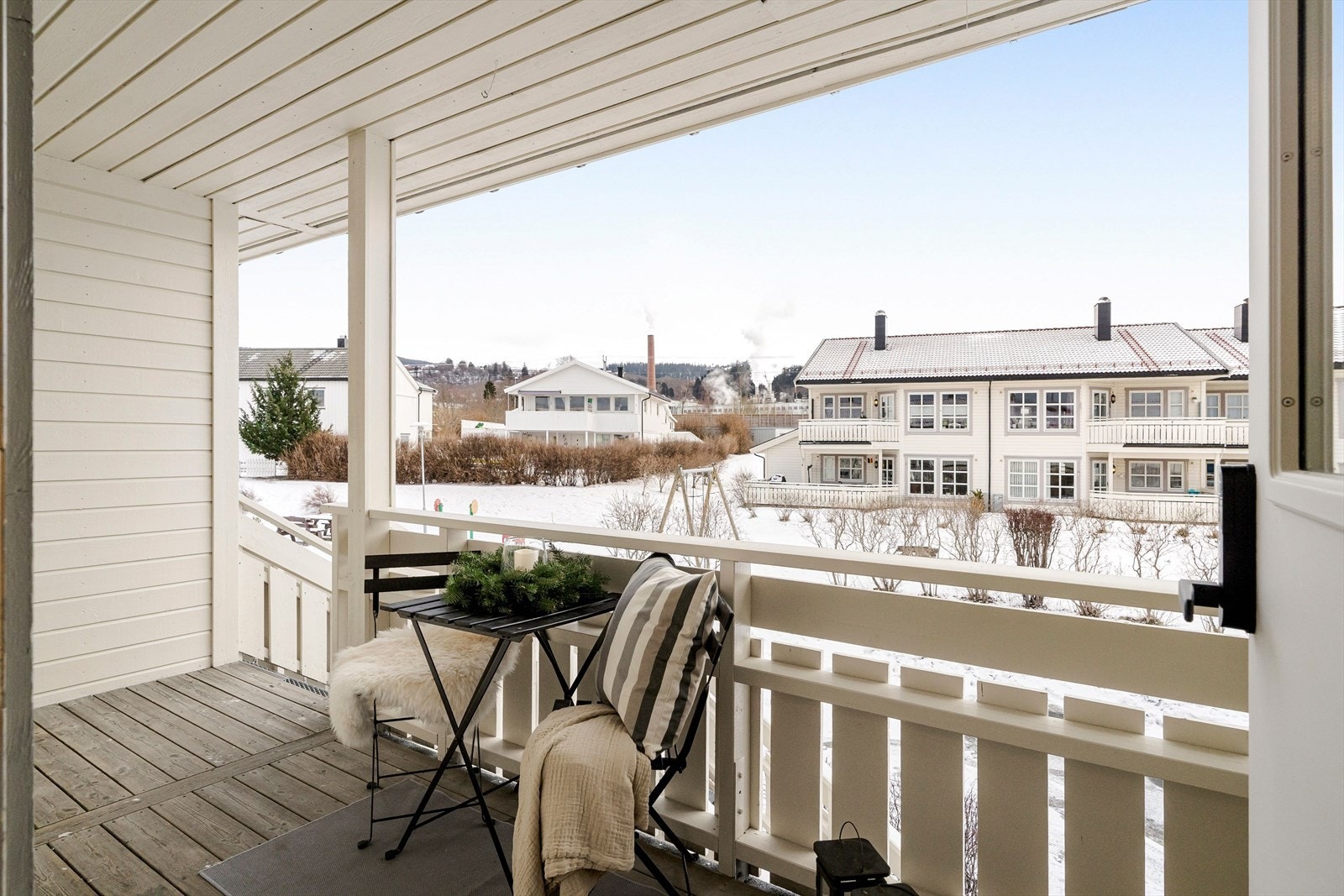 Leiligheten har adkomst via svalgang og balkong mot et hyggelig og etablert boligmiljø. Galleribilde