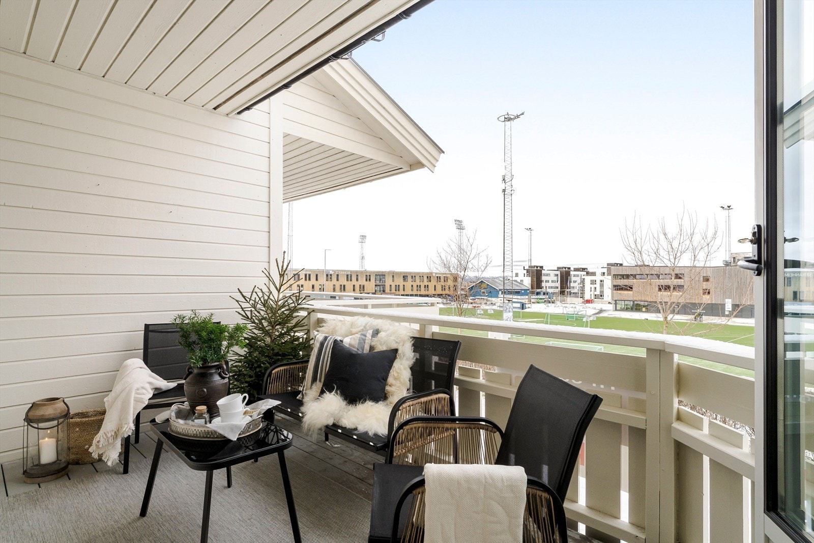 Balkongen oppleves som et naturlig tillegg til stuen og fungerer godt som et ekstra oppholdsrom i de varme månedene. Galleribilde