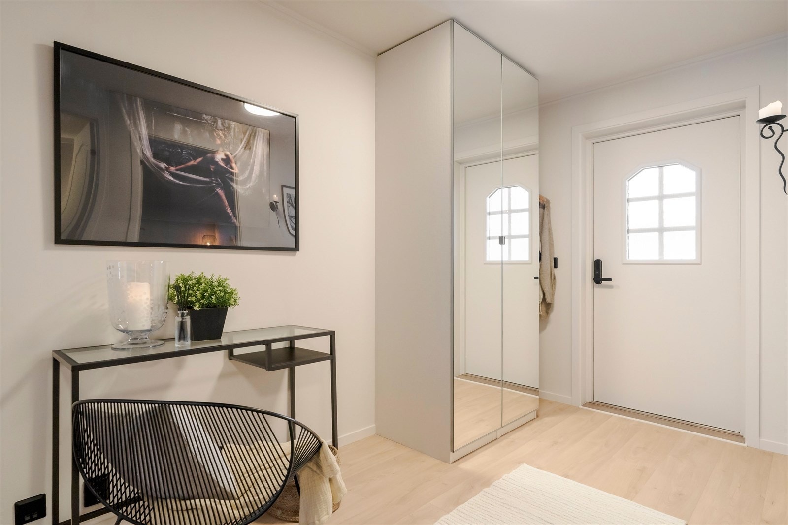 Lyse overflater og god takhøyde bidrar til en åpen og behagelig romfølelse allerede ved ankomst. Galleribilde