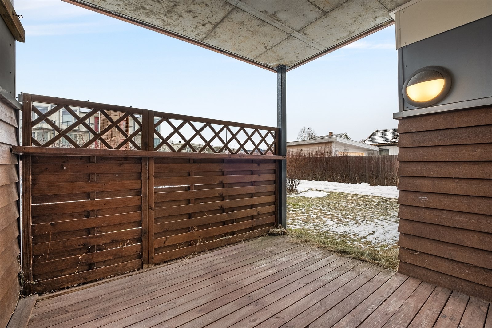 Sørvendt terrasse delvis skjermet for innsyn Galleribilde