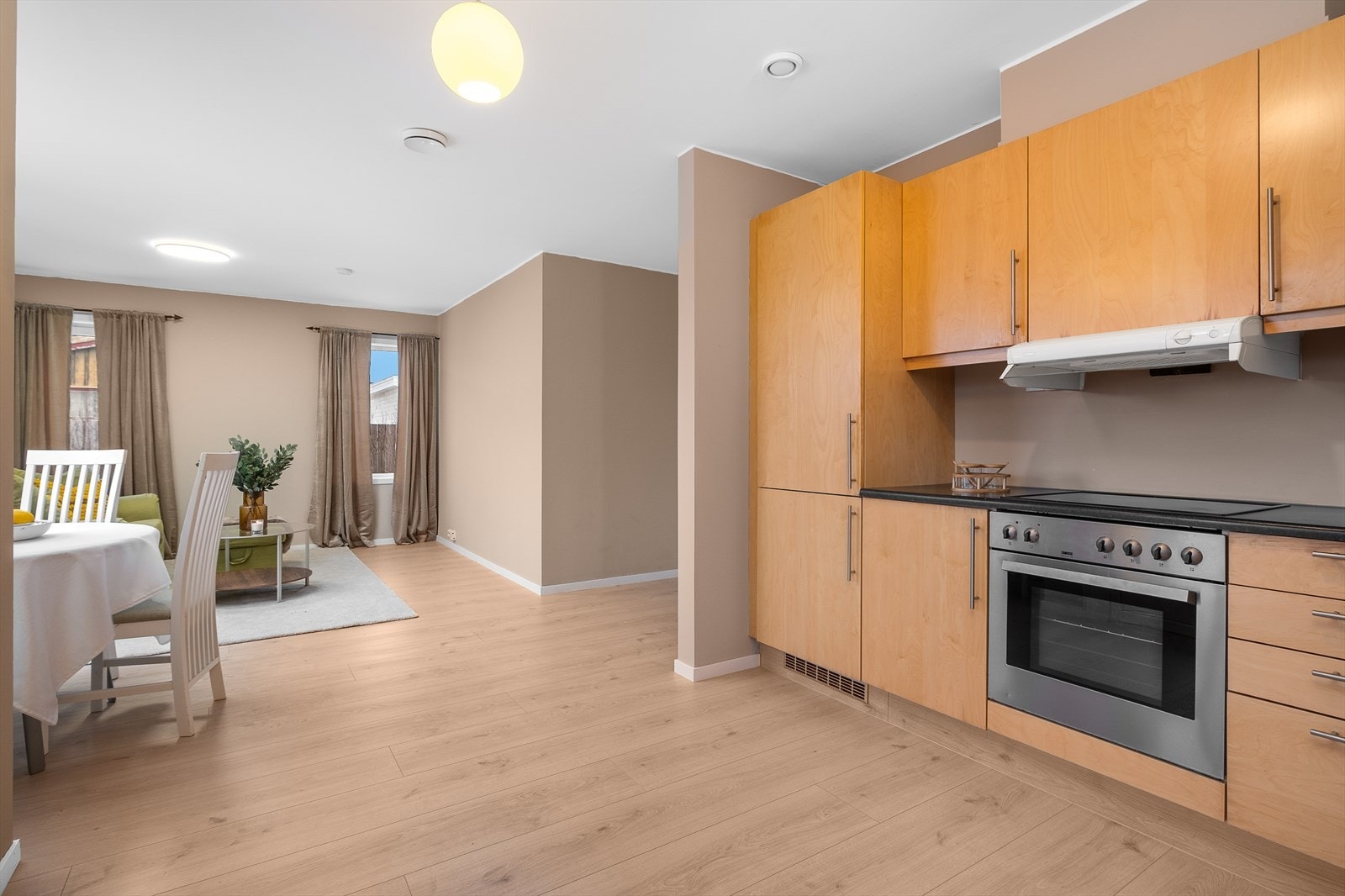 Kjøkkenet har rikelig med skap- og benkeplass Galleribilde