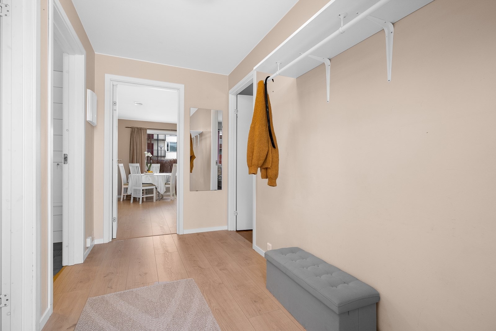 Pen og lys entre, med plass for oppbevaringsmøbler Galleribilde