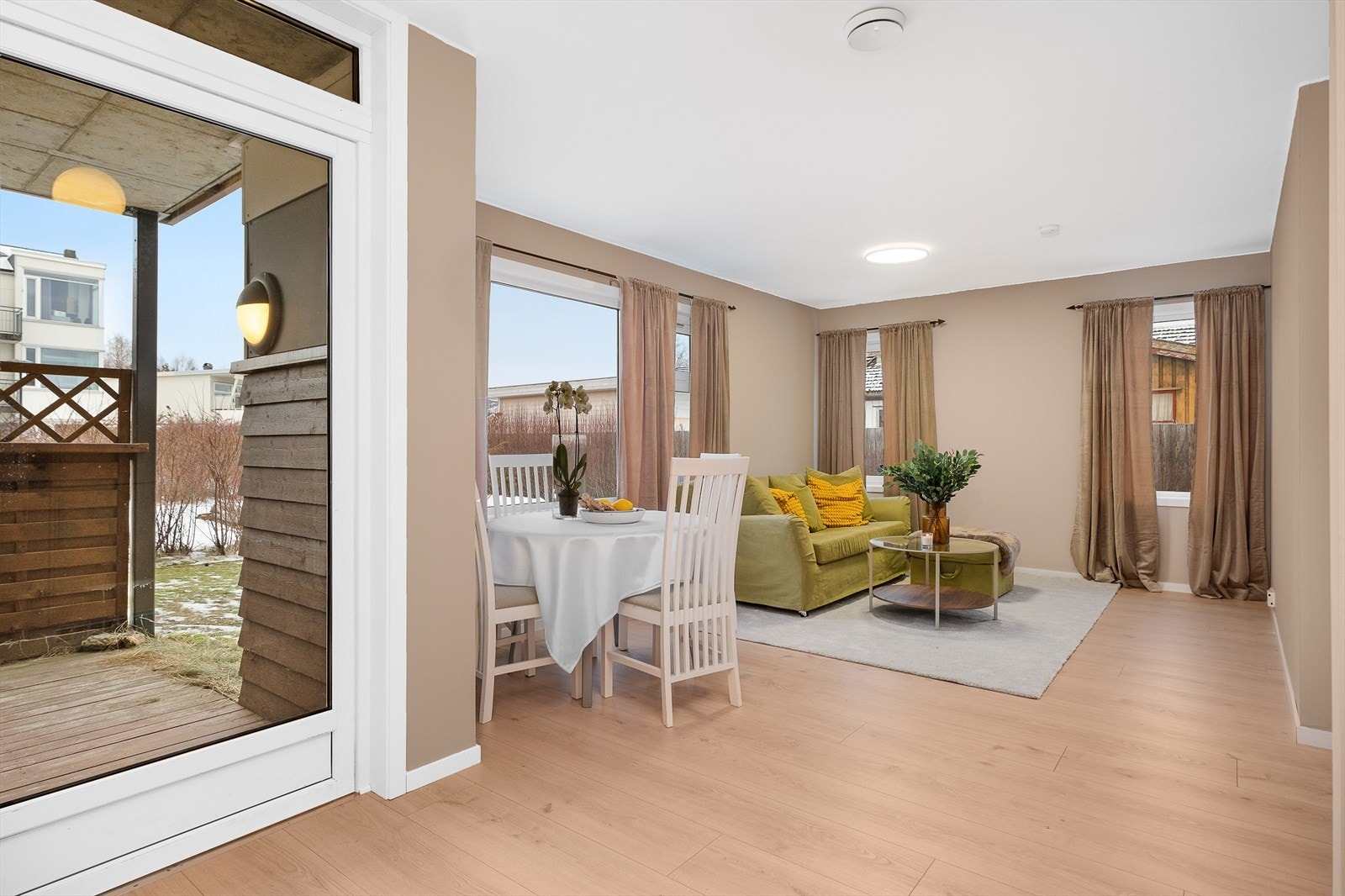 Åpen stue- og kjøkkenløsning, hvor det er rikelig med vinduer som slipper inn godt med lys. Galleribilde