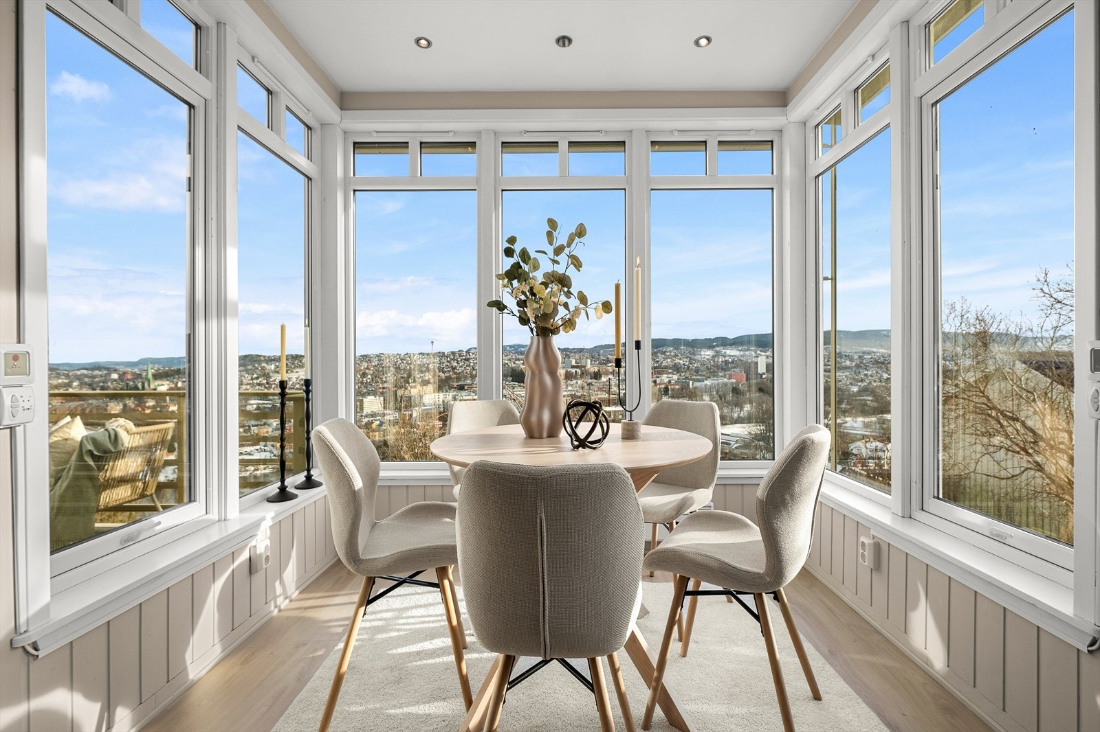 Romslig spisestue med god plass til stort spisebord. Her er det gode muligheter for å dekke opp til selskap. Galleribilde