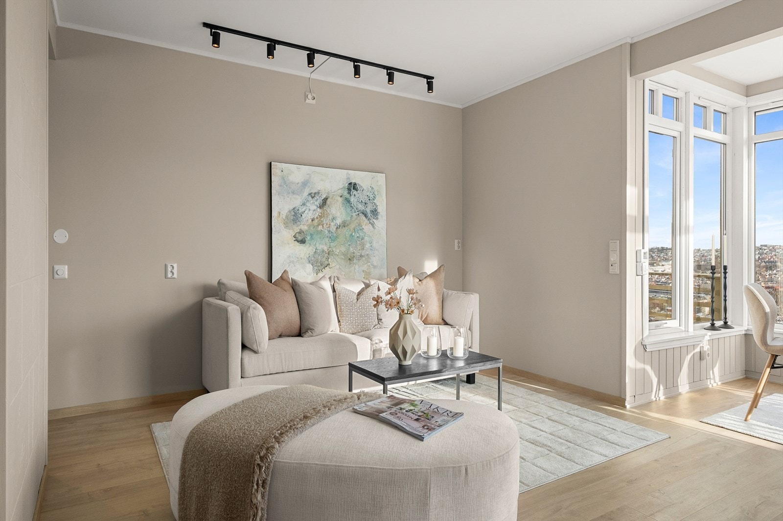 Stuen byr på flere og gode møbleringsmuligheter. Galleribilde