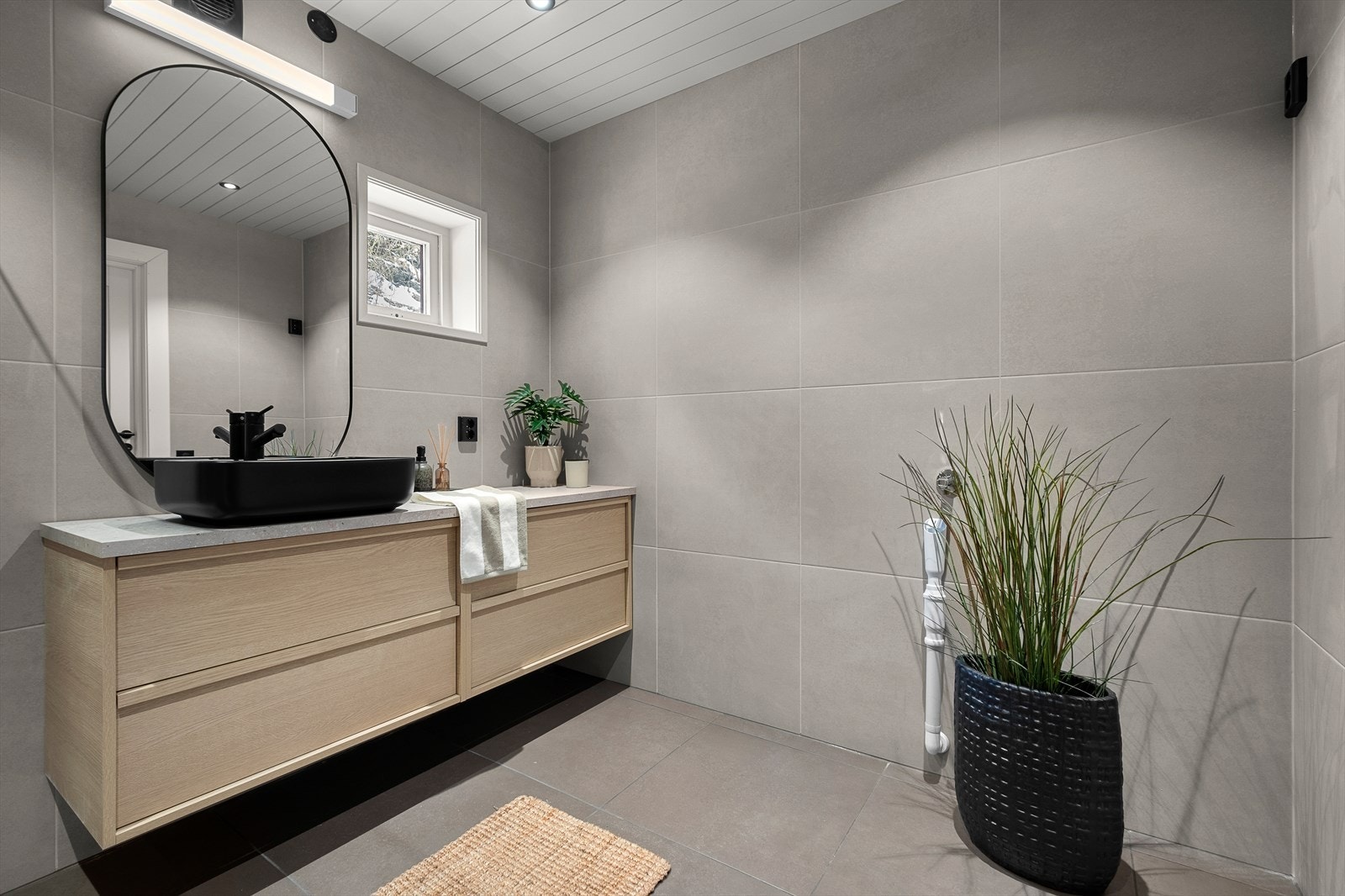 Romslig og meget delikat baderom. Plass for vaskemaskin. Galleribilde