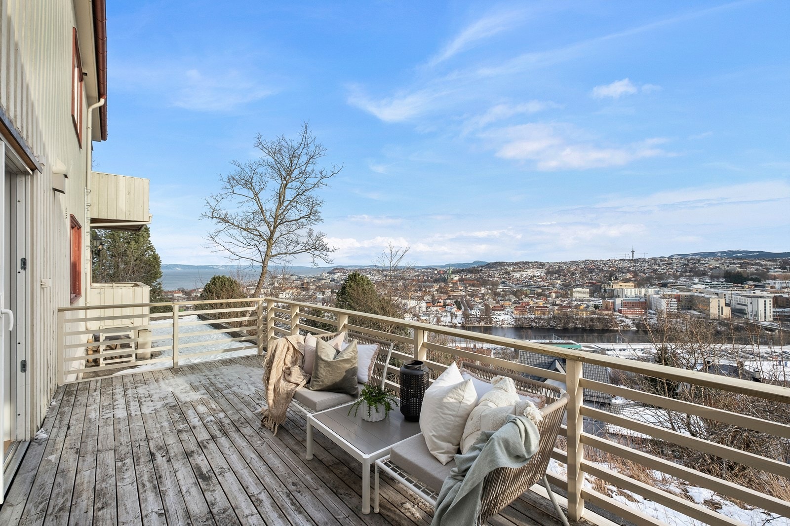 Romslig veranda med plass for flere sittegrupper. Galleribilde