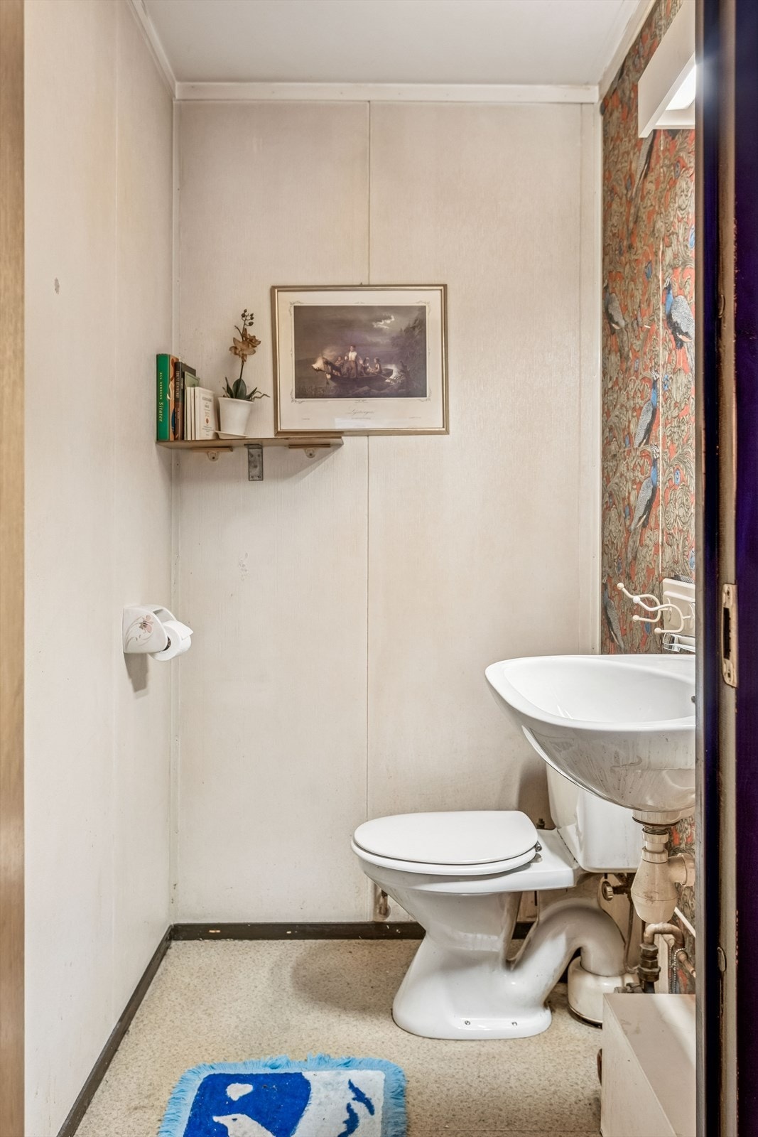 Boligen har et separat toalettrom med gulvmontert WC og servant. Galleribilde