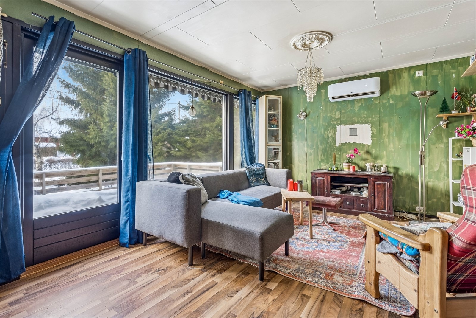 Store vindusflater og terrassedør gir godt med lys og direkte utgang til uteplassen. Galleribilde