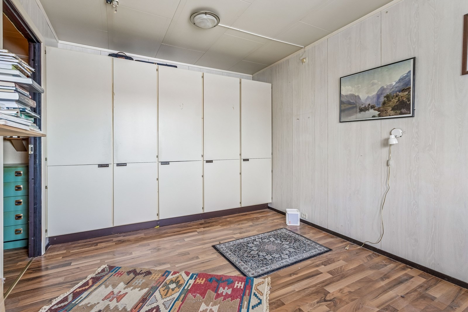 Hovedsoverommet er romslig og har en hel vegg med garderobeskap. Galleribilde