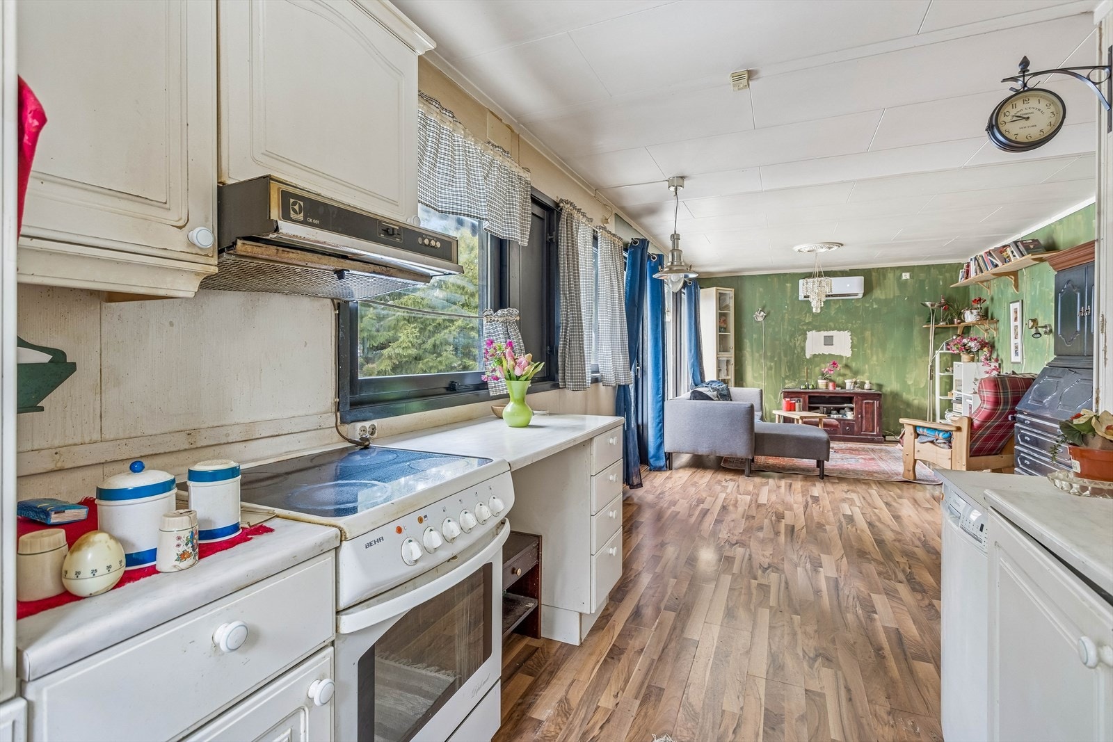 Kjøkkenet har en praktisk utforming med god oversikt mot stuen. Galleribilde