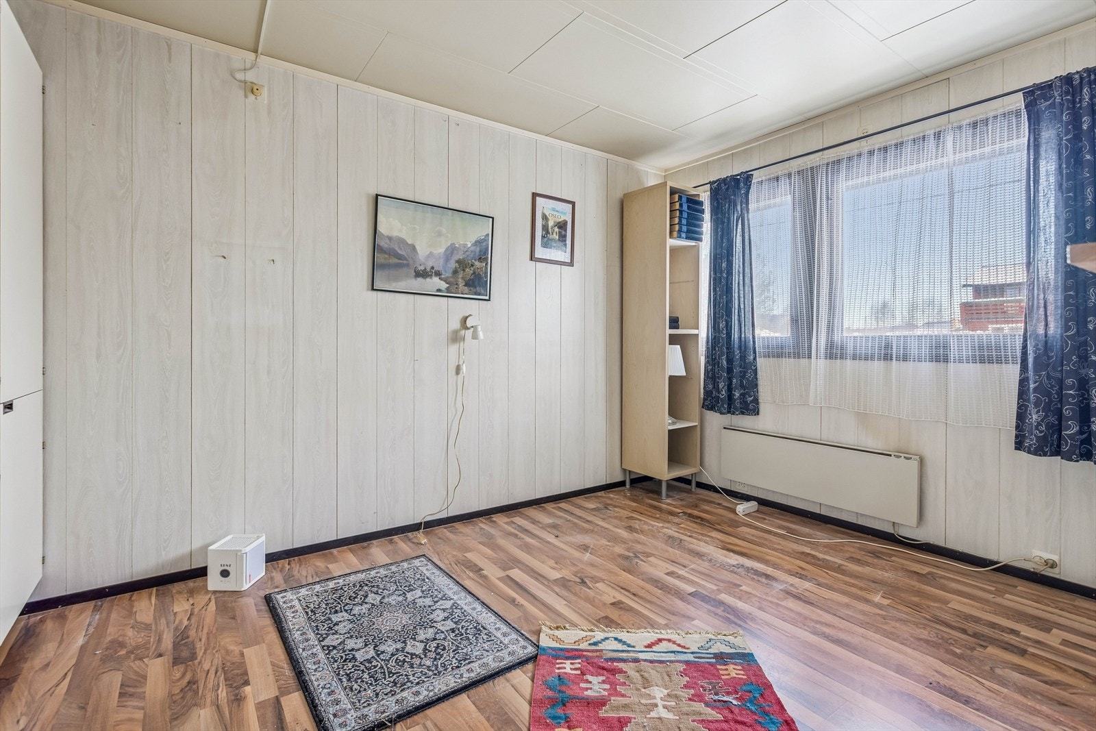 Rommet har overflater med vinylbelegg på gulv og malte plater på veggene. Galleribilde