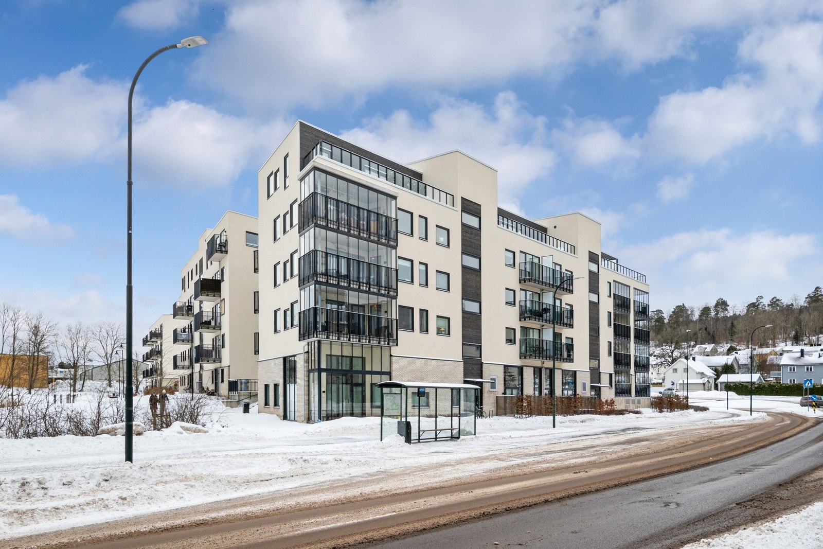 Leiligheten ligger svært sentralt og meget attraktivt til ved Teieparken og gamle Teie hovedgård mellom Tønsberg sentrum og Teie torg, like over broen for bysentrum. Galleribilde