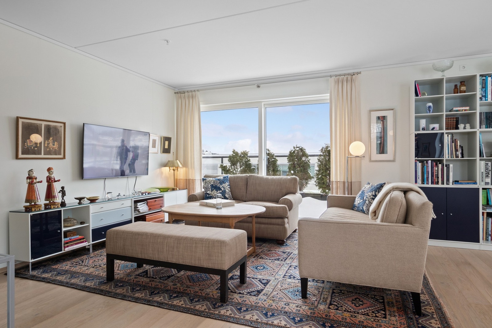 Fra stuen er det utgang til en stor terrasse (ca. 30 kvm) via skyvedør, noe som gir en god forlengelse av oppholdsrommet i sommerhalvåret. Galleribilde