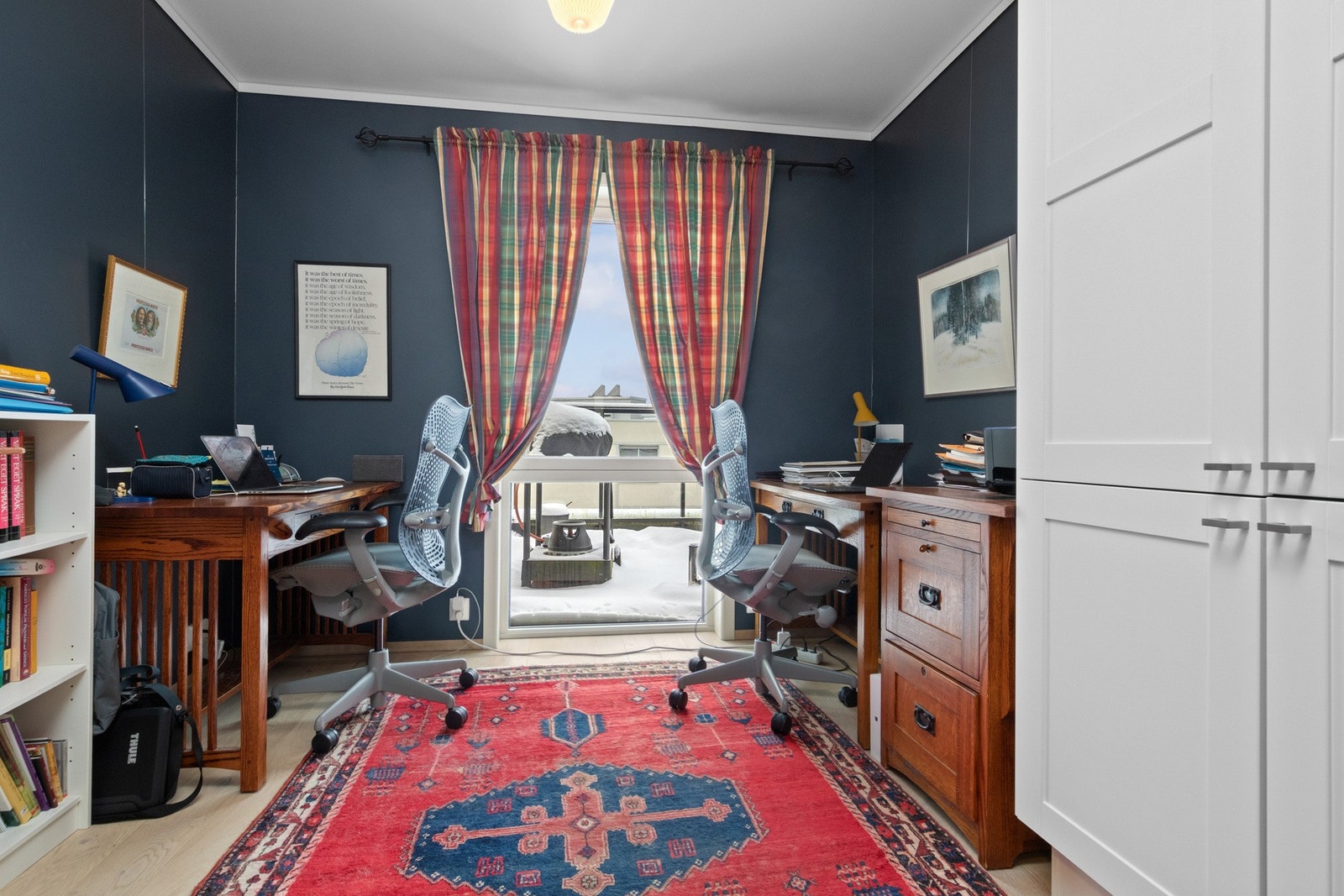 Det tredje soverommet er romslig og har plassbygd garderobeløsning. Dette rommet brukes av nåværende eiere som kontor/arbeidsrom. Galleribilde