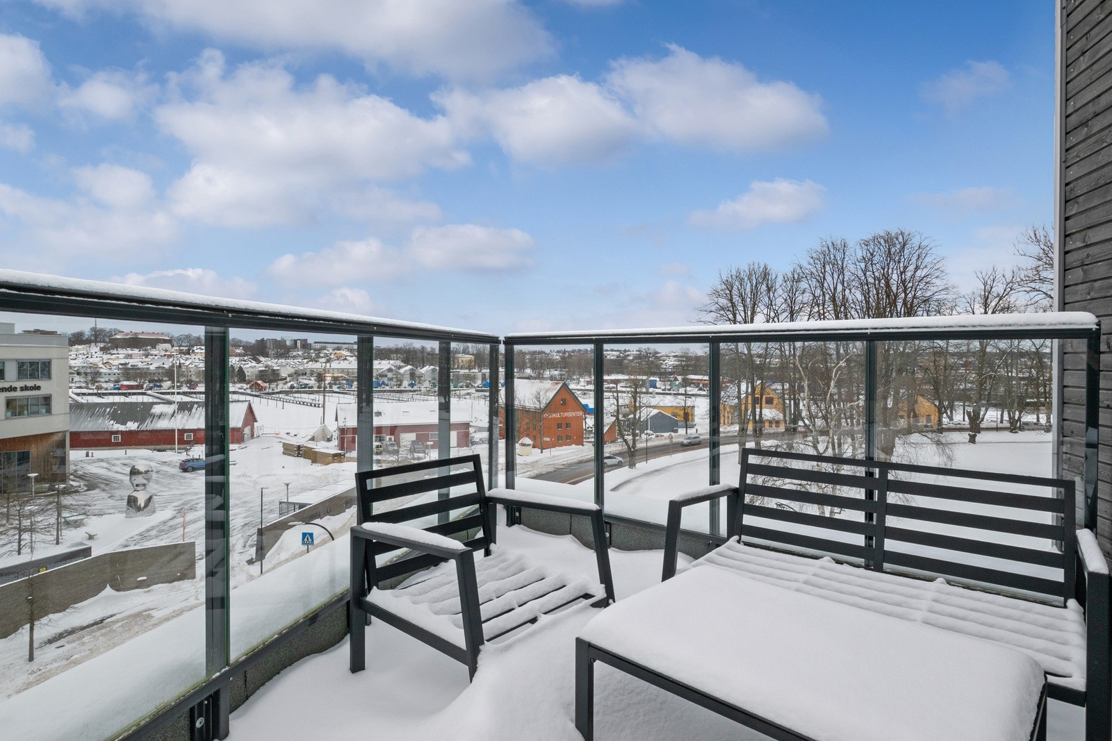 Terrassen har trykkimpregnerte tregulv og er utstyrt med belysning, stikkontakt, egen utekran og stilrent glassrekkverk. Galleribilde