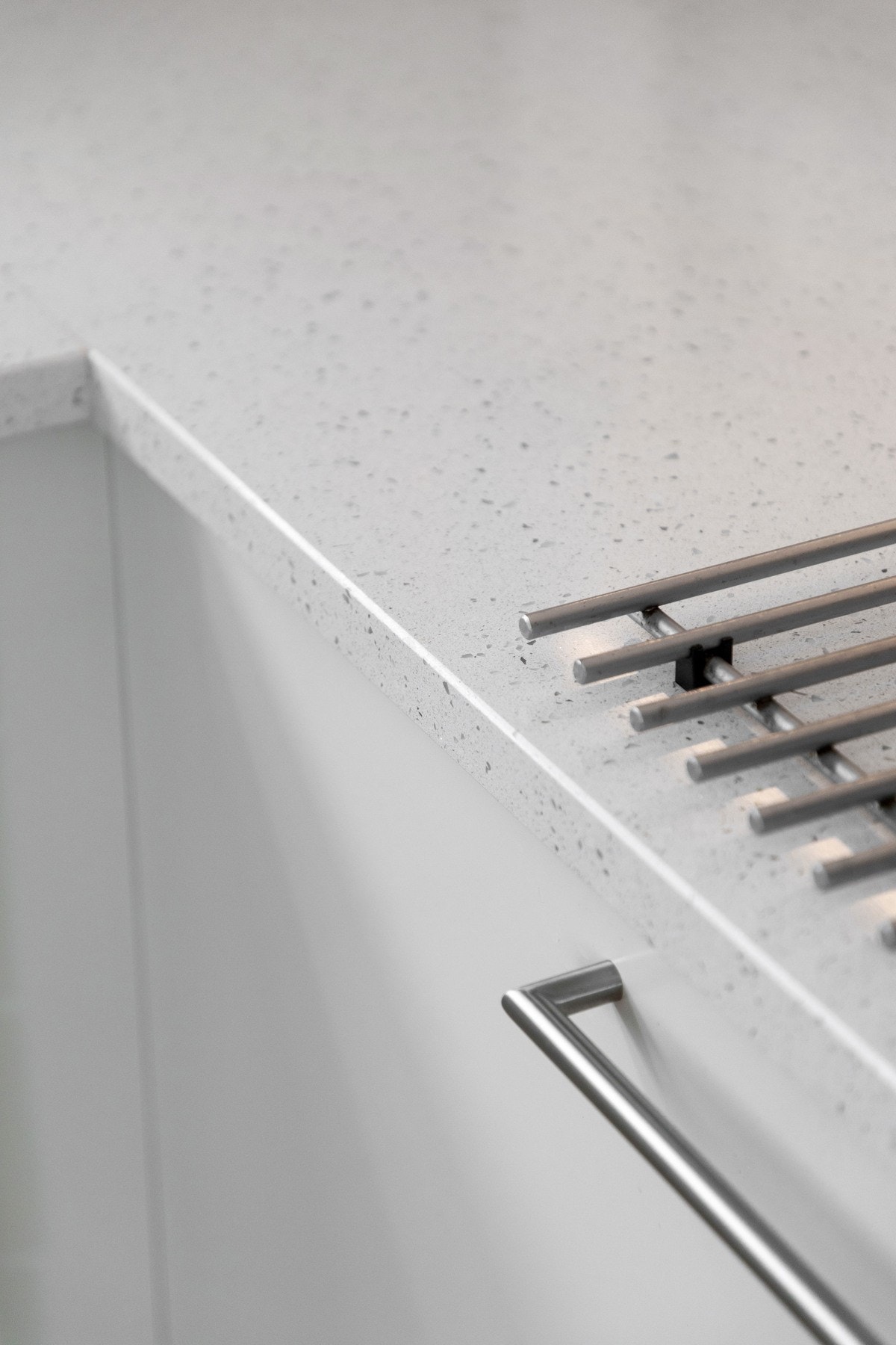 Innredningen har hvite, glatte fronter som harmonerer elegant med en vedlikeholdsfri og slitesterk Silestone-benkeplate. Galleribilde