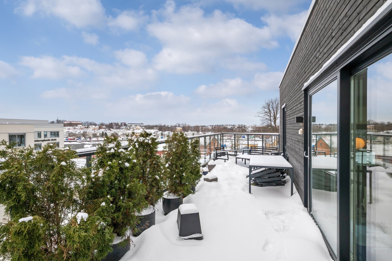 Fra stuen forlenges oppholdsrommet naturlig ut til en romslig, nordvestvendt terrasse på ca. 30 kvm. Galleribilde