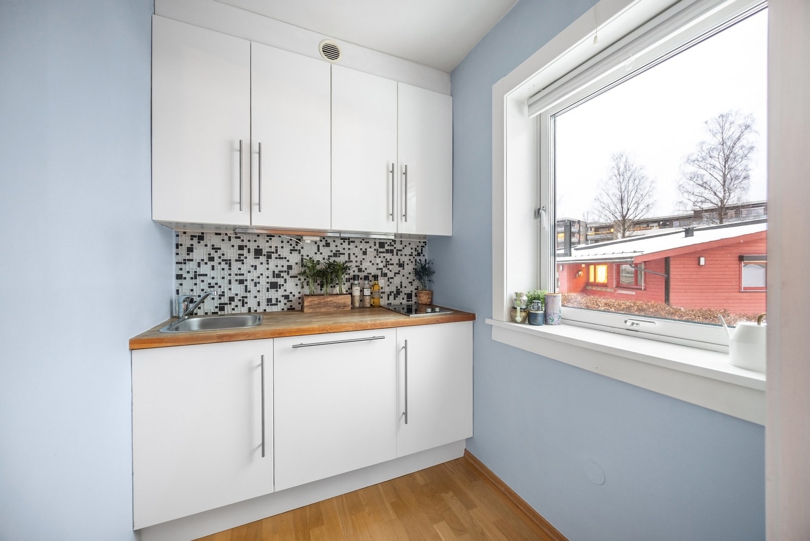 IKEA-kjøkkeninnredning fra 2011 med glatte hvite høyglansraminerte fronter. Galleribilde