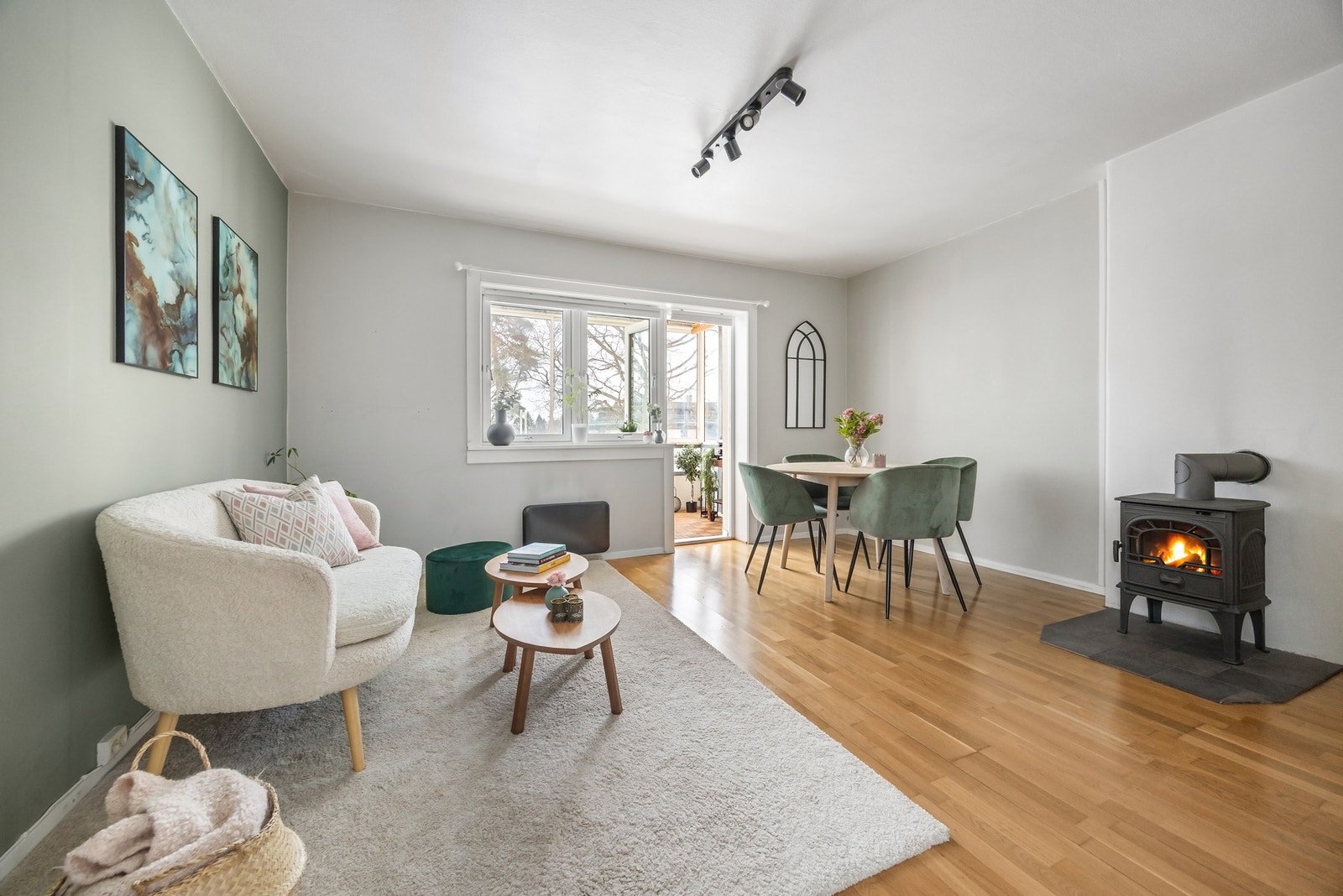 Rommet har naturlige møbleringssoner. Galleribilde