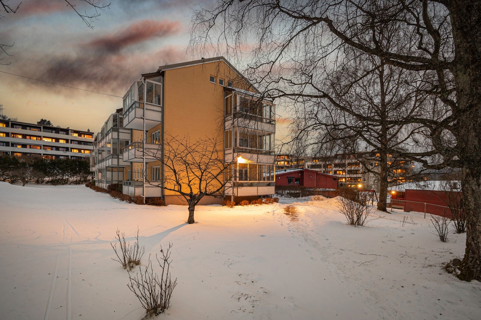 Området kombinerer rolige omgivelser med nærhet til skoler, barnehager, kollektivtransport og servicetilbud. Galleribilde