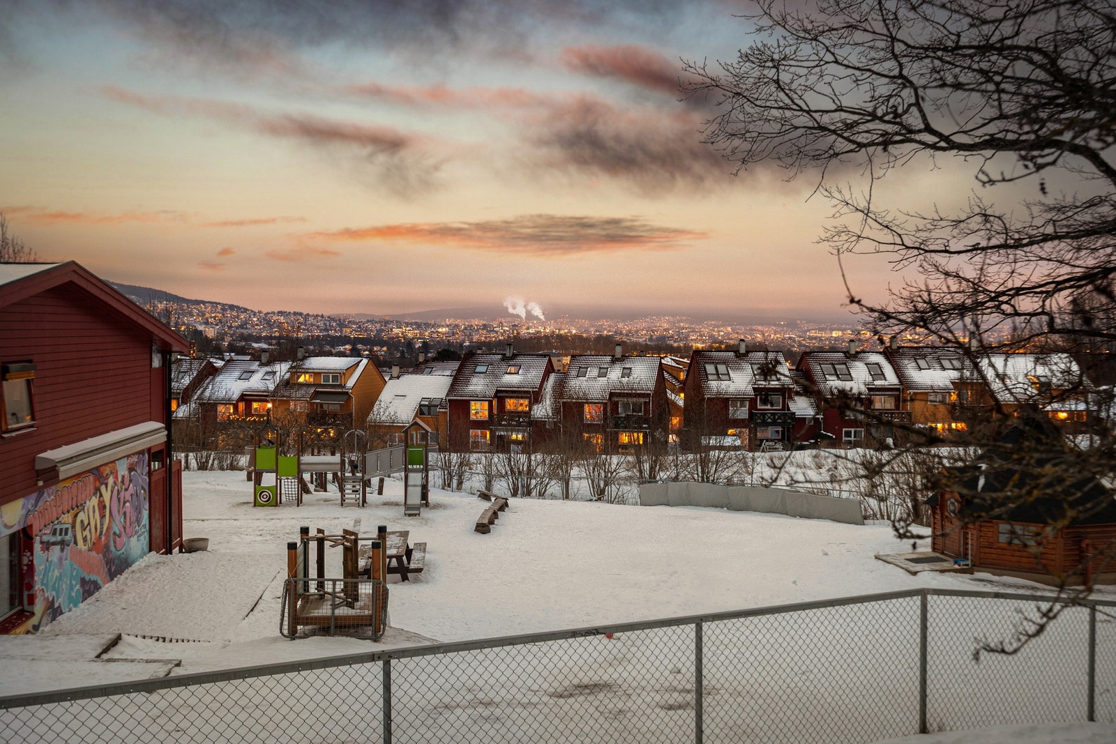 Dagligvarehandel og øvrige servicetilbud finnes i nærområdet, blant annet ved Ullevål Stadion og Amfi Ullevål. Galleribilde