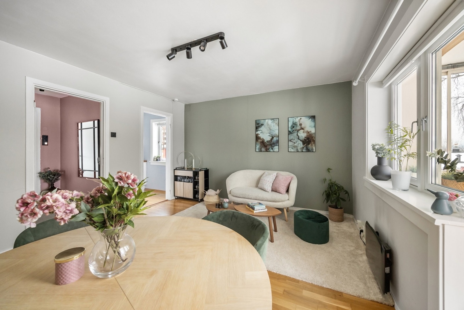 Lys og luftig stue med store vindusflater som gir godt med naturlig lys. Galleribilde