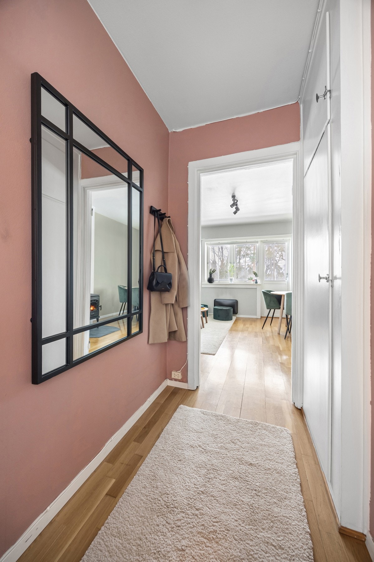 Fin entré/gang med tilgang til kott og plass til oppheng av yttertøy. Galleribilde