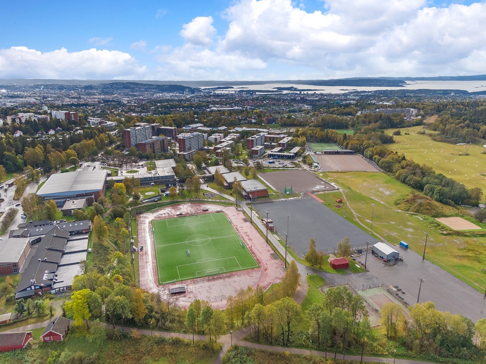 Det er kort vei til idretts- og fritidstilbud, som fotballbaner, Athletica Domus og flere treningssentere. Galleribilde