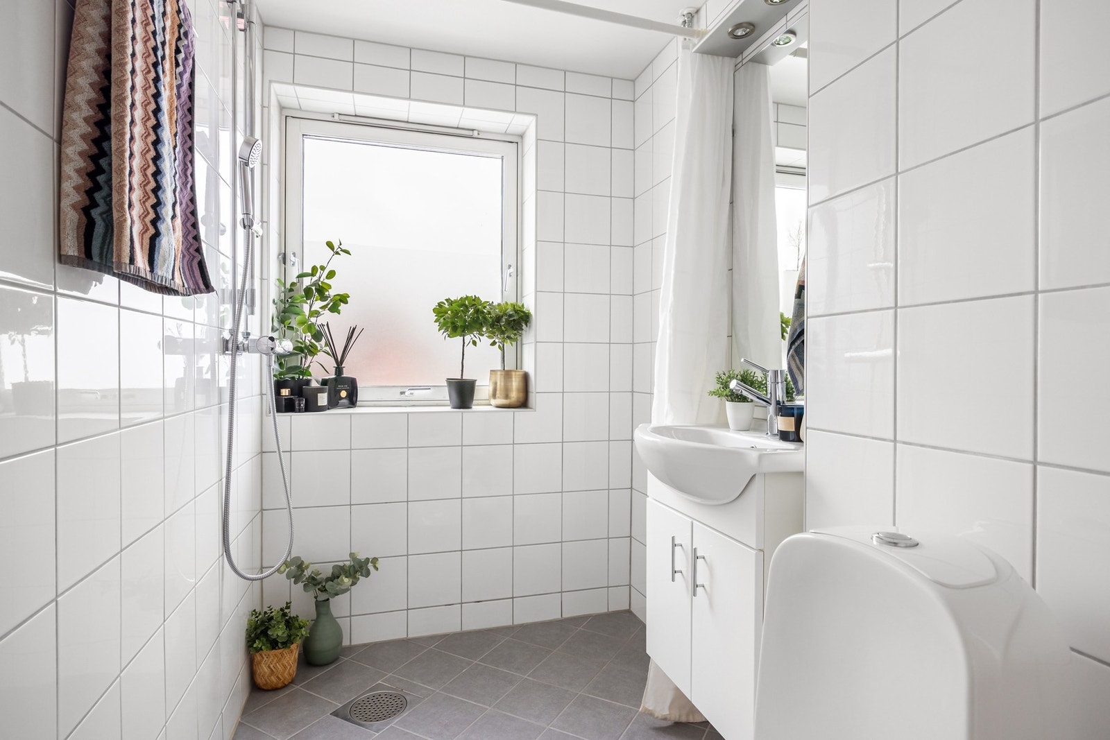 Innbydende og tidløst flislagt baderom med 20x20xm fliser på gulv og vegger. Galleribilde